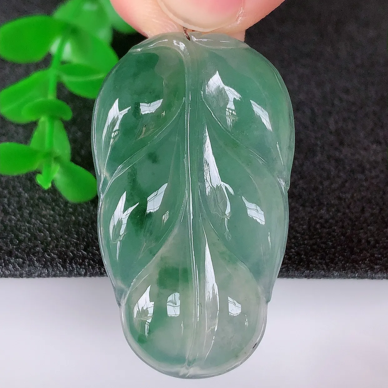 自然光实拍，冰润冰种飘花翡翠事业有成叶子吊坠，莹润且起胶，叶子清秀优雅，佩戴大业有成！#31.3