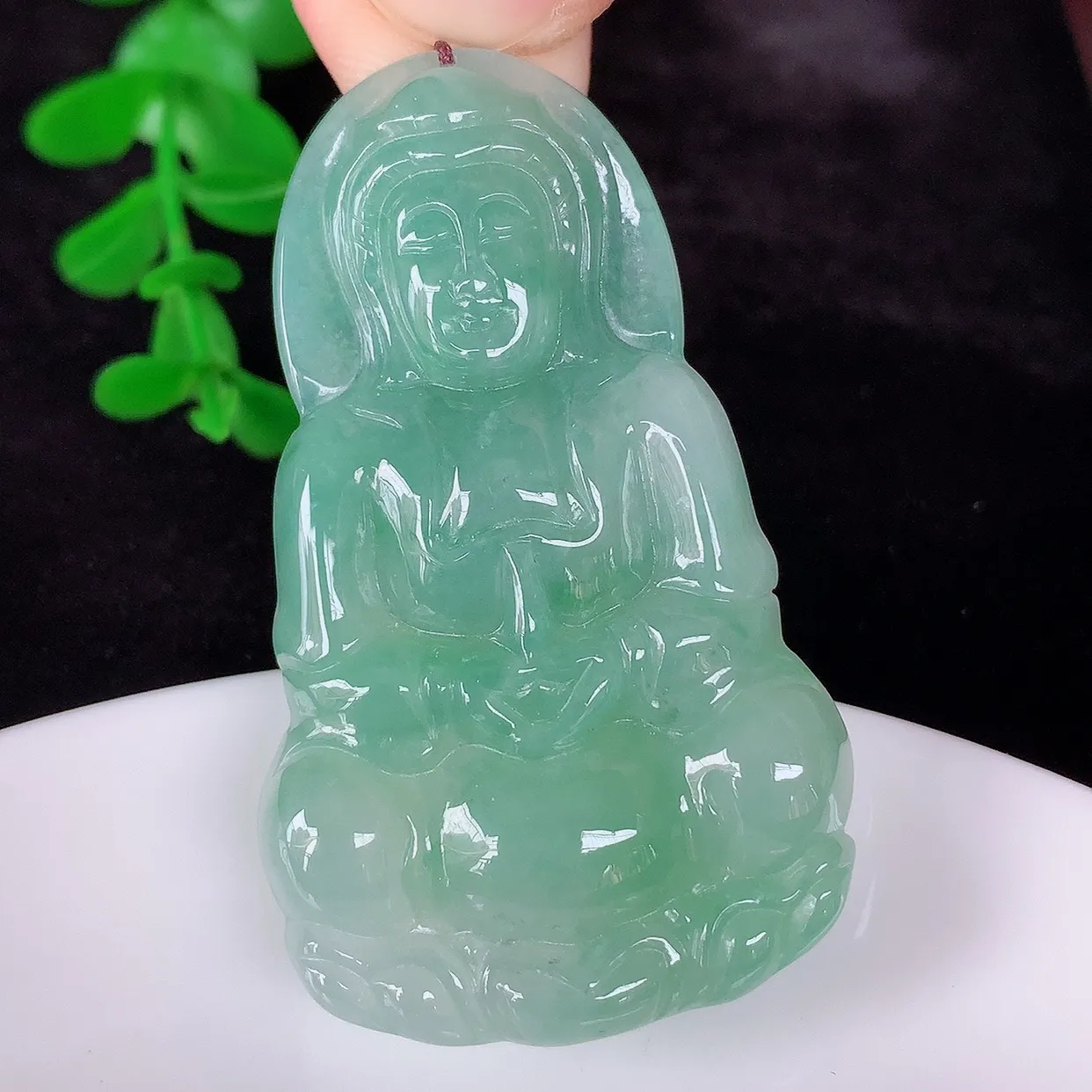 自然光实拍，冰飘绿翡翠观音吊坠，赐福翡翠观音，翠色迷人，观音面相端庄， 佩戴时尚出众！#56.29