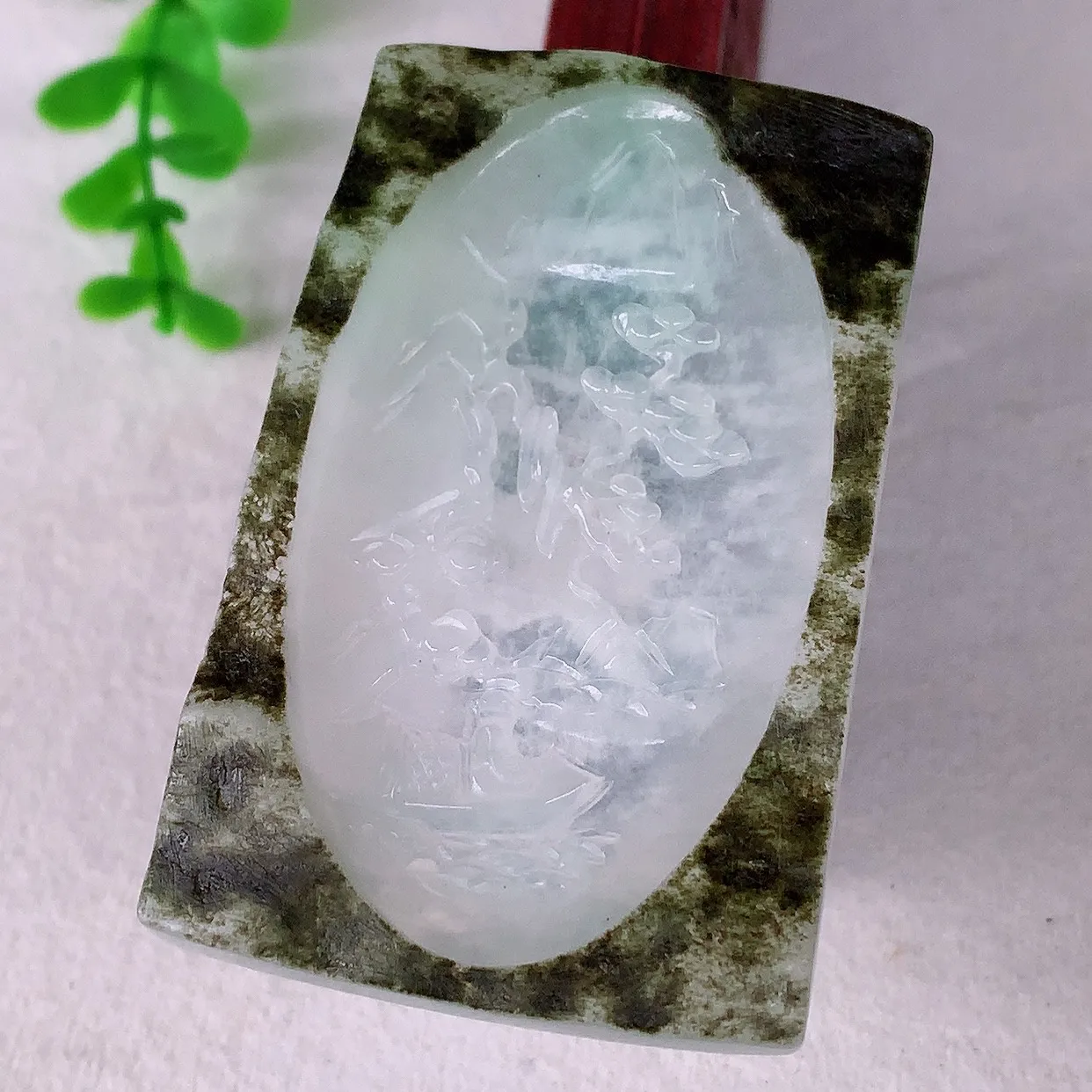 自然光实拍，大件冰润冰种翡翠山水牌吊坠，翡翠山水，立体生动形象，山水素材布局合理，意境感佳，佩戴上身效果更高贵 #60.3