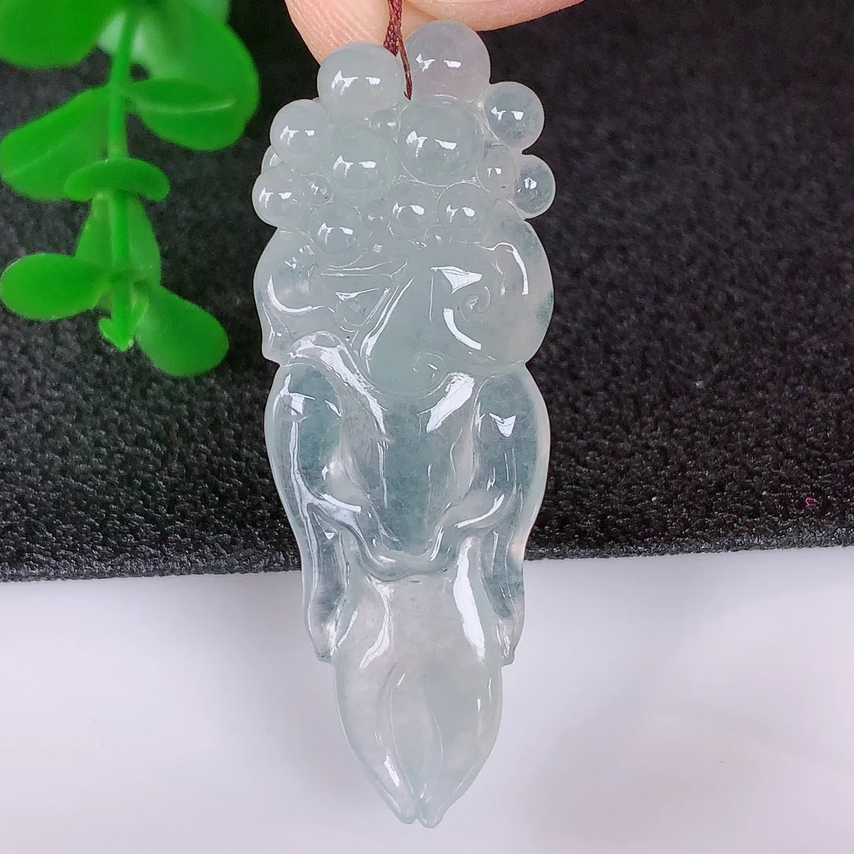自然光实拍，冰润冰种翡翠人生如意吊坠，种老水足，翠色灵动，寓意美好， 佩戴时尚出众！#89.29