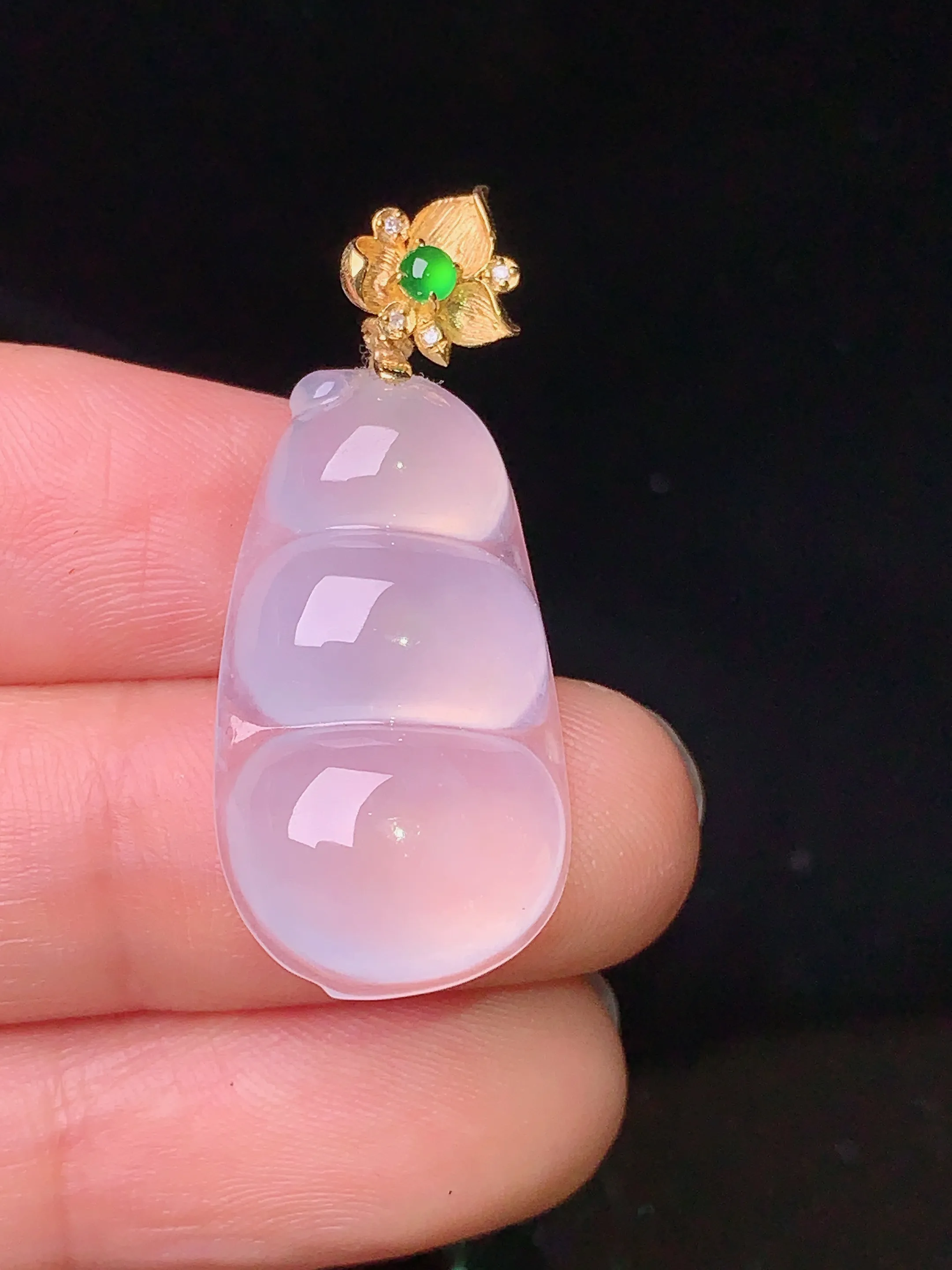 18k金钻镶嵌冰种四季豆吊坠 玉质细腻 色泽清新艳丽 整体尺寸34.5*14.2*5.8