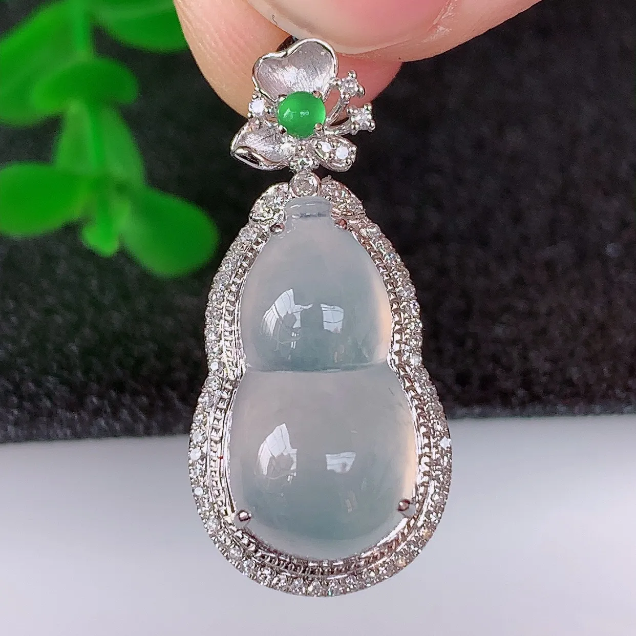 自然光实拍，18K金镶嵌冰种翡翠葫芦吊坠，翡翠葫芦，寓意福禄双全，财源滚滚，佩戴效果优雅迷人！#1.3整体26.5*12.5*9裸石16.6*8.8