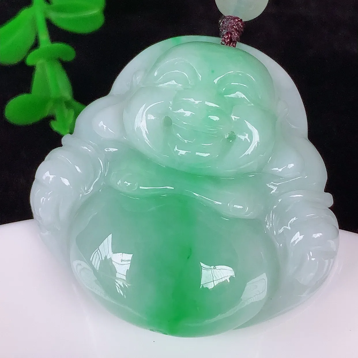 自然光实拍，厚装冰润冰糯种飘阳绿翡翠佛公吊坠，饱满， 佛公亦保平安，寓意有福（佛公）相伴，配戴优雅迷人！#46.3