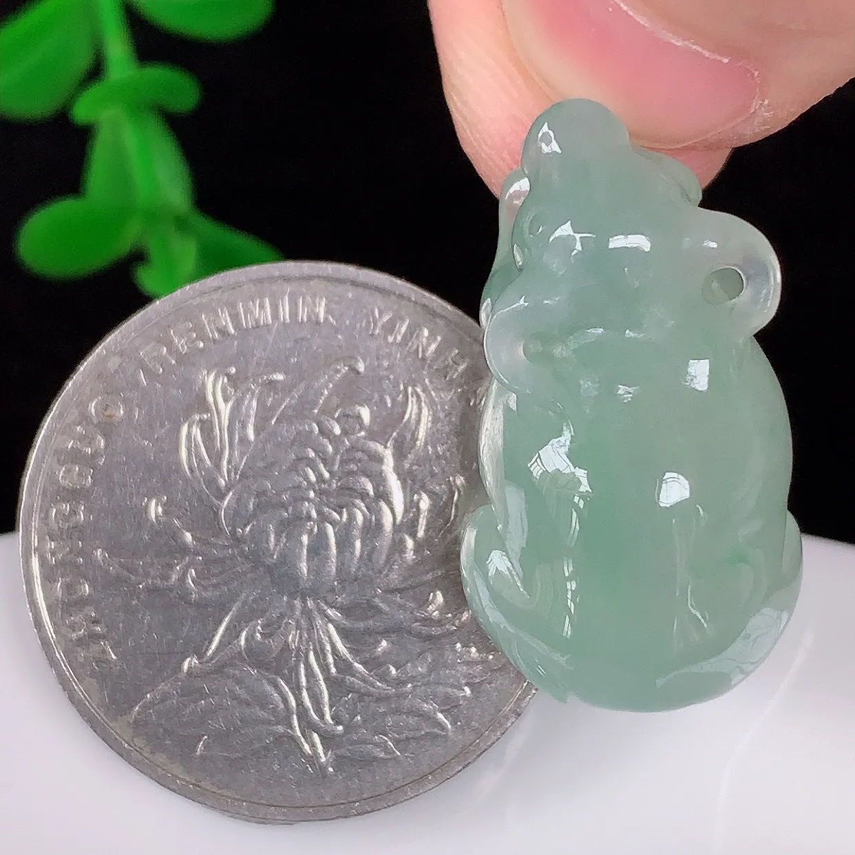 自然光实拍，冰润冰种翡翠生肖牛吊坠，牛气冲天，种老水足，翠色灵动，寓意美好， 佩戴时尚出众！#60.29