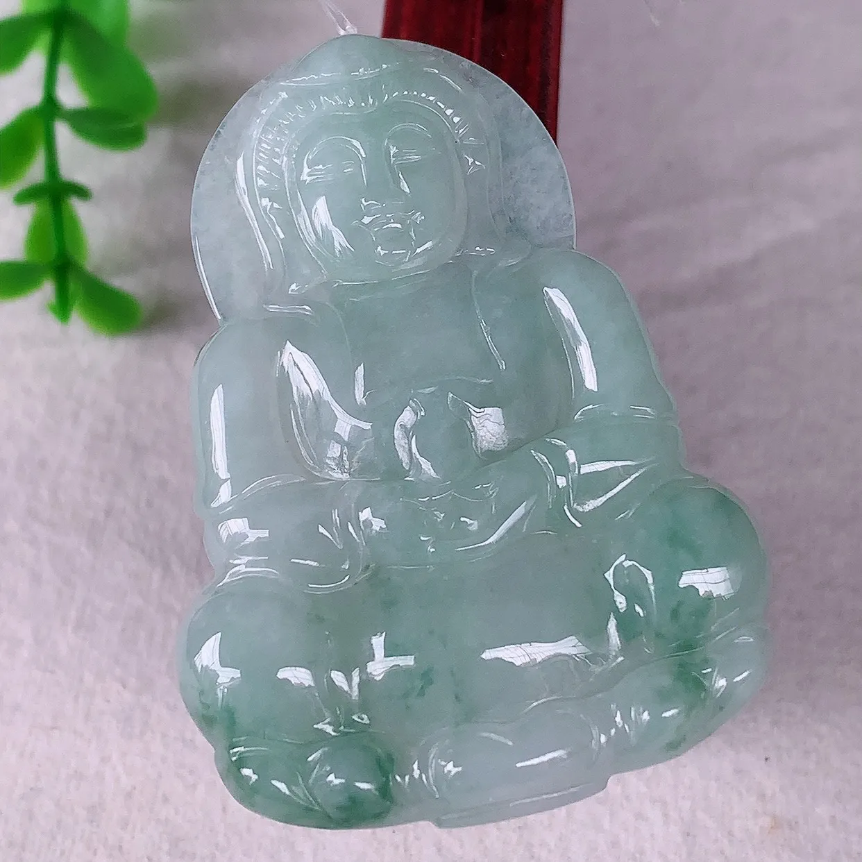 自然光实拍，冰飘花翡翠观音吊坠，赐福翡翠观音，翠色迷人，观音面相端庄，佩戴时尚出众！#49.3