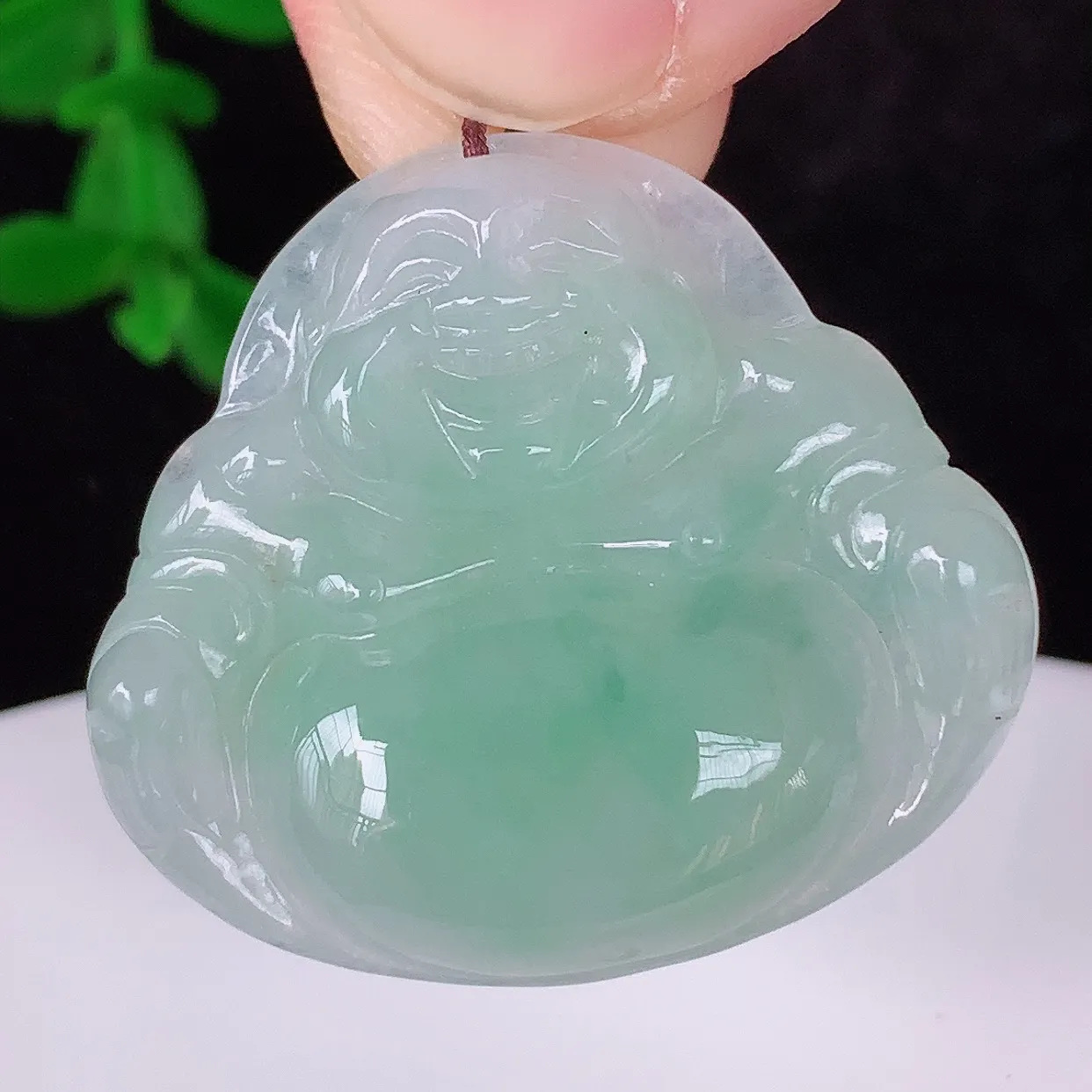 自然光实拍，冰润飘绿翡翠佛公吊坠，饱满， 佛公亦保平安，寓意有福（佛公）相伴，配戴优雅迷人！#57.