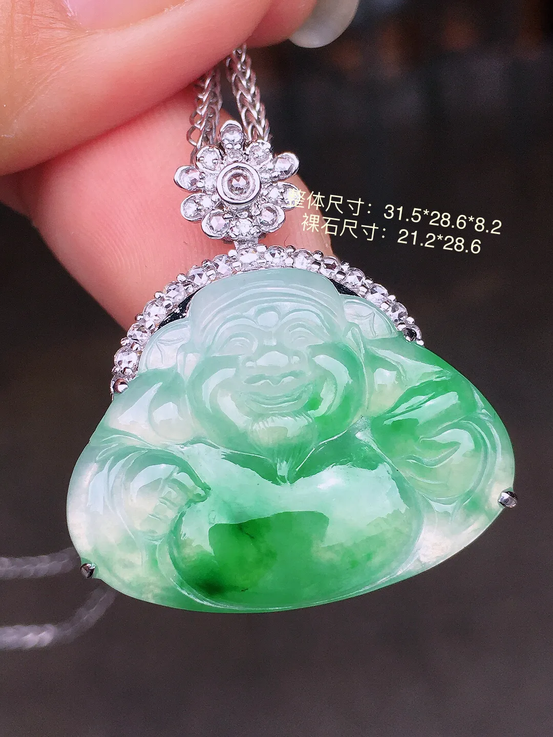 飘绿【财神爷】吊坠，色泽艳丽，玉质细腻，荧光感超
强，饱满水润，气质满满。18k
金豪华镶嵌