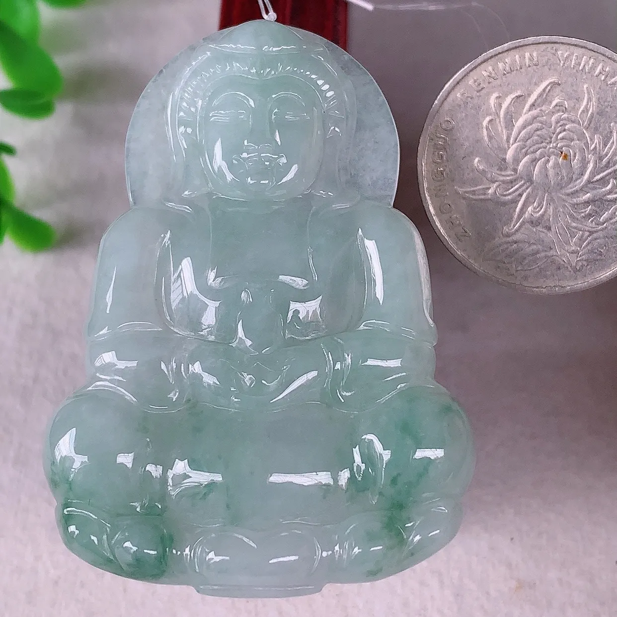 自然光实拍，冰飘花翡翠观音吊坠，赐福翡翠观音，翠色迷人，观音面相端庄，佩戴时尚出众！#49.3
