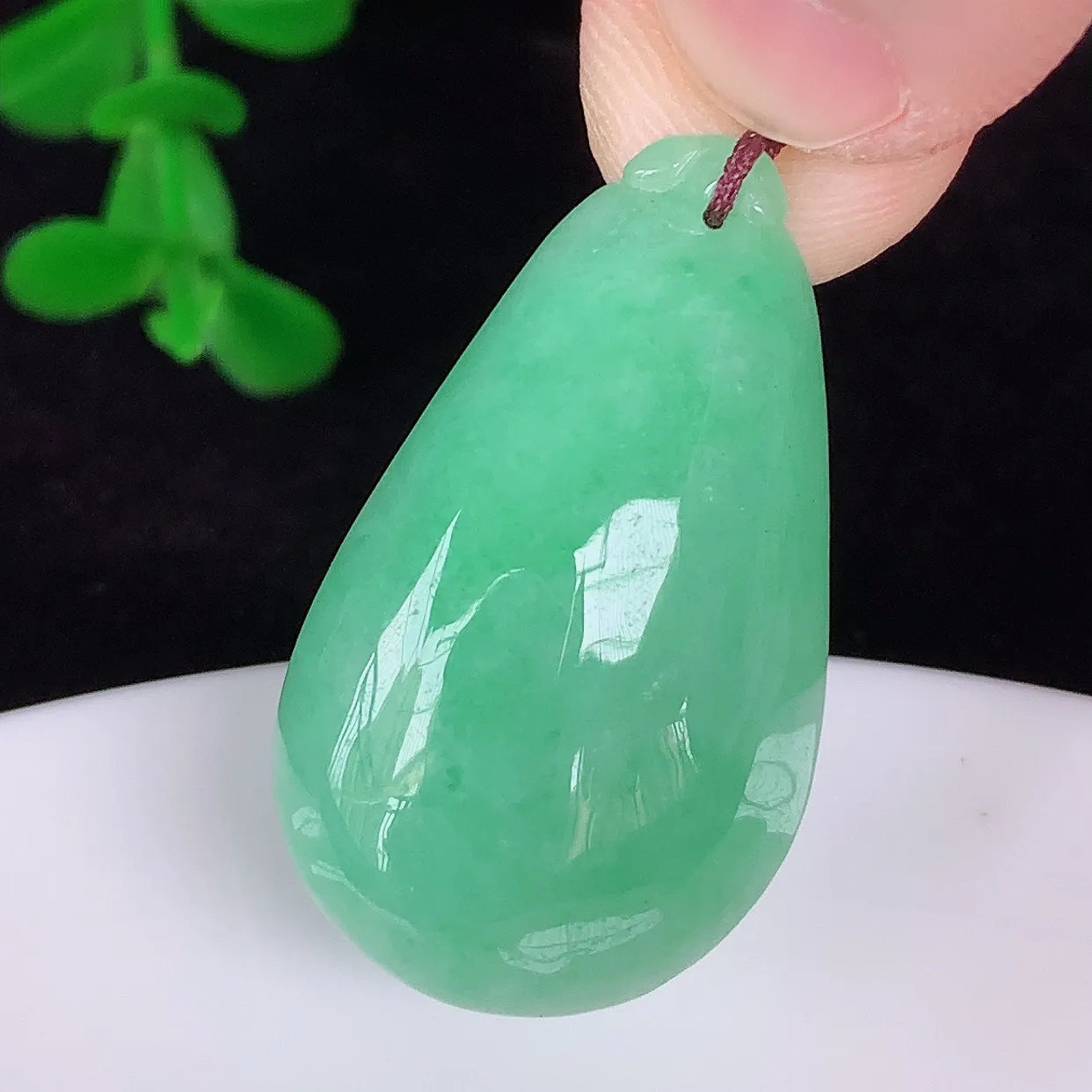 自然光实拍，冰润冰糯种果绿翡翠招财福瓜吊坠，翡翠福瓜招财瓜，冰润且起胶感， 佩戴效果优雅迷人！#83.29