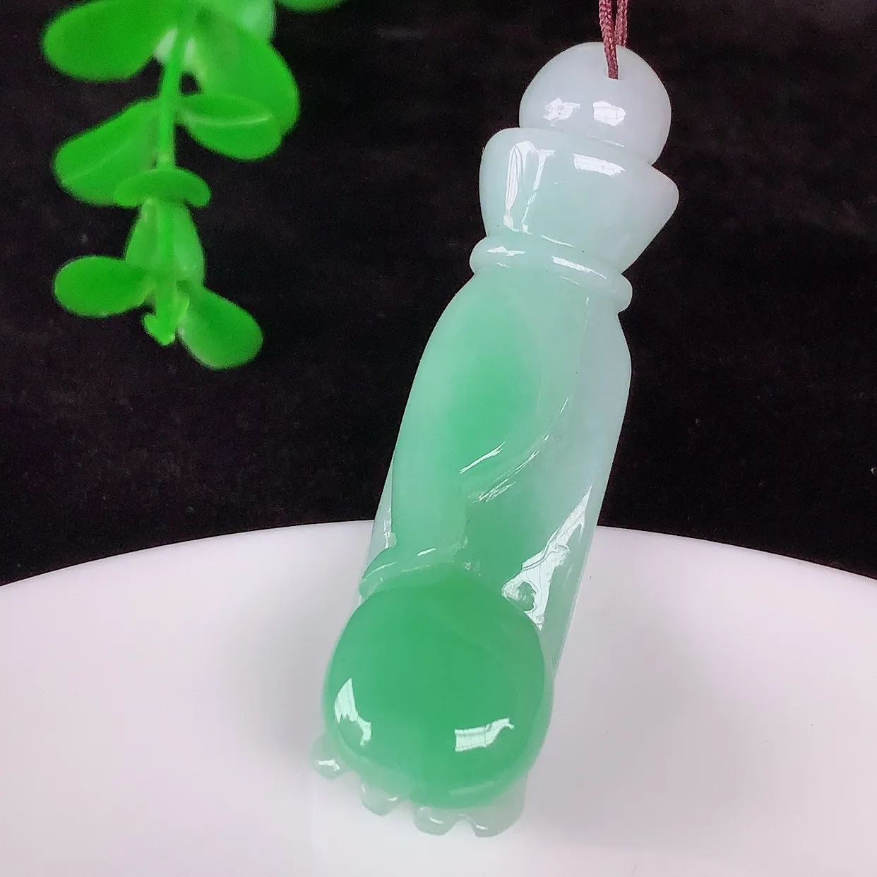 自然光实拍，冰润冰糯种飘绿翡翠掌上明珠吊坠，种老水足，翠色灵动，寓意美好，佩戴时尚出众！#46.3