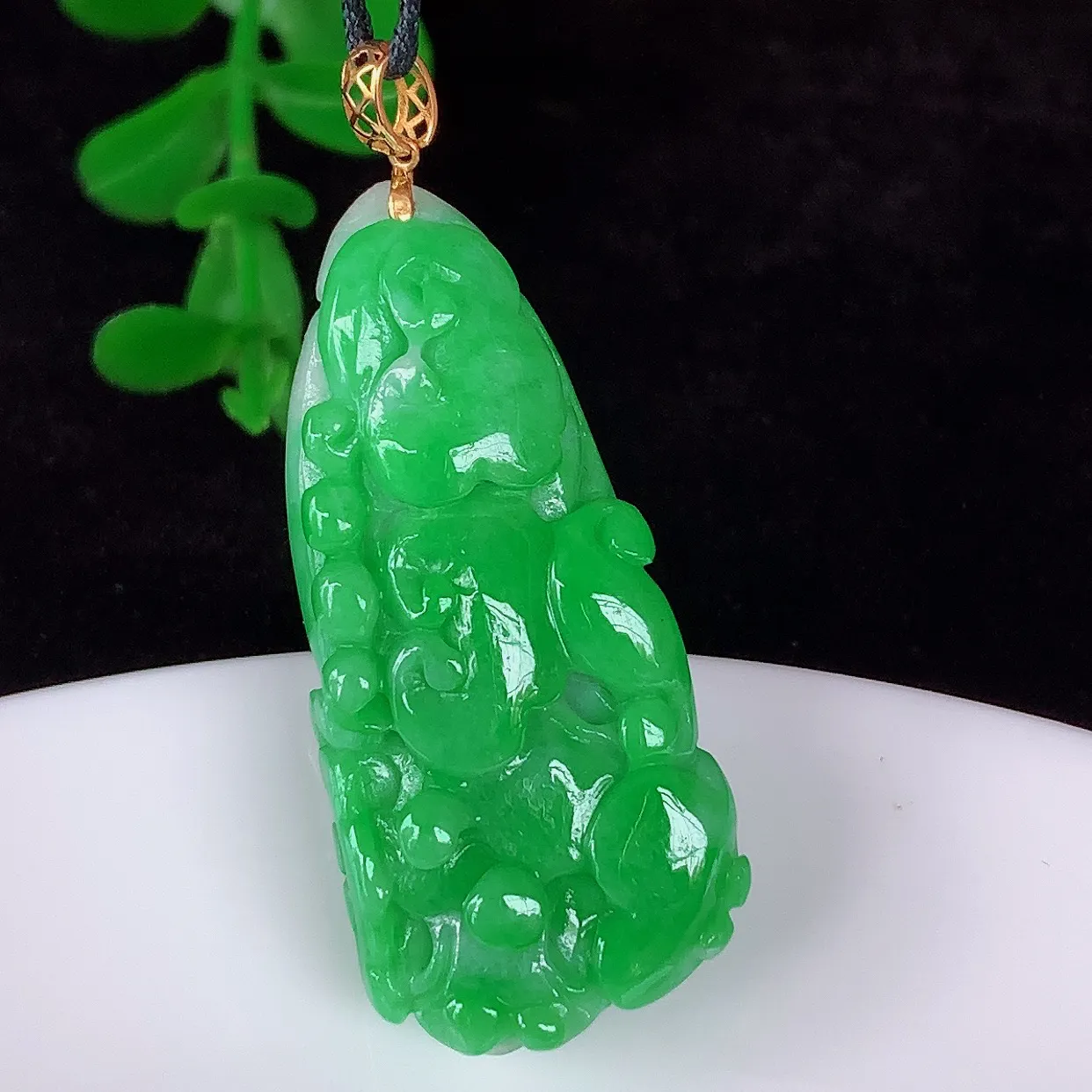 自然光实拍，18K金镶嵌冰润冰糯种辣阳绿翡翠招百财白菜吊坠，百财聚来，财源滚滚，色泽鲜艳，精工水润的白菜，性价比高！#1.29 整体40.6*裸石35*16*10