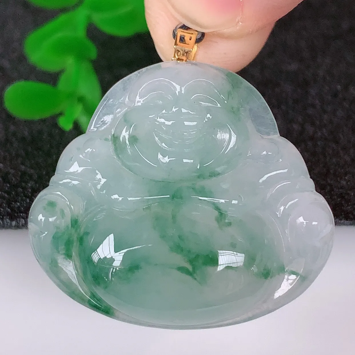 自然光实拍，18K金镶嵌冰种飘花翡翠佛公吊坠，冰透饱满， 佛公亦保平安，寓意有福（佛公）相伴，品相佳，配戴优雅迷人！#49.3整体32.5*裸千27*30.8*6.5