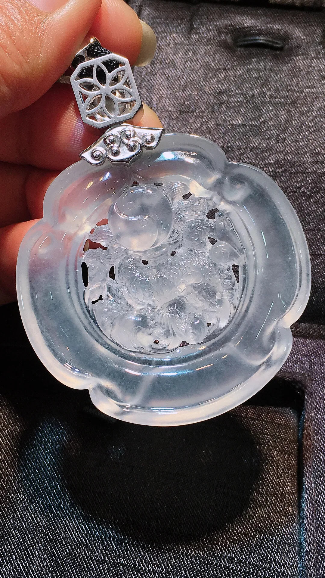 冰种【龙行天下】吊坠，玉质细腻，荧光感超
强，饱满水润，气质满满。18k
金豪华镶嵌