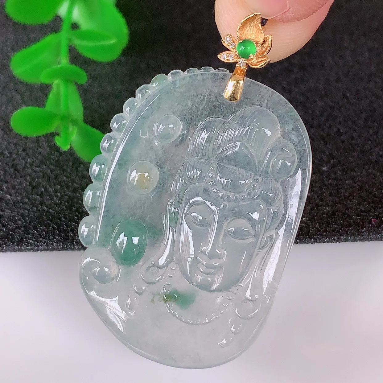 自然光实拍，18K金镶嵌冰种飘花翡翠观音吊坠，赐福翡翠观音，翠色迷人，观音面相端庄，佩戴时尚出众！#1.29整体41.6* 裸石37*27*5