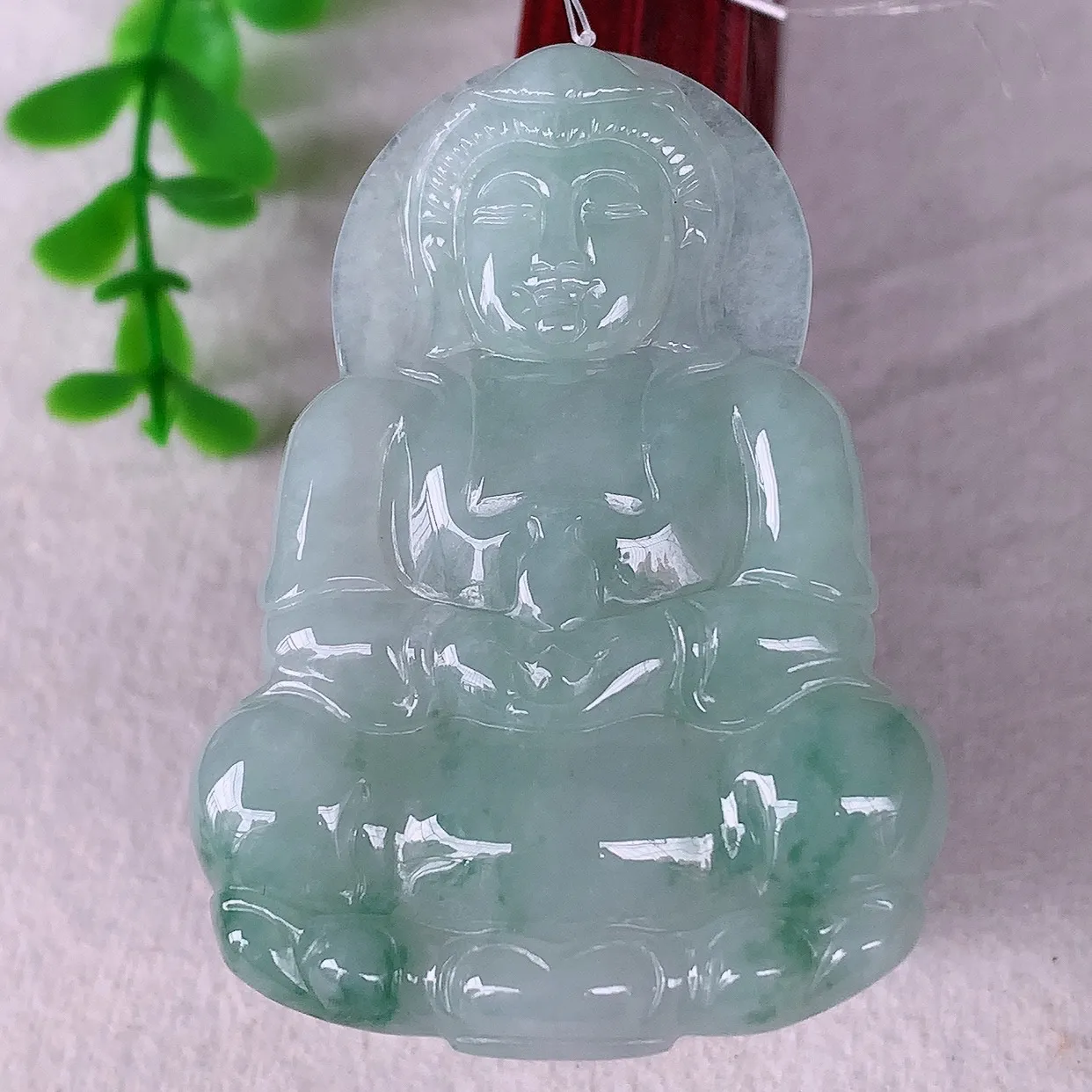 自然光实拍，冰飘花翡翠观音吊坠，赐福翡翠观音，翠色迷人，观音面相端庄，佩戴时尚出众！#49.3