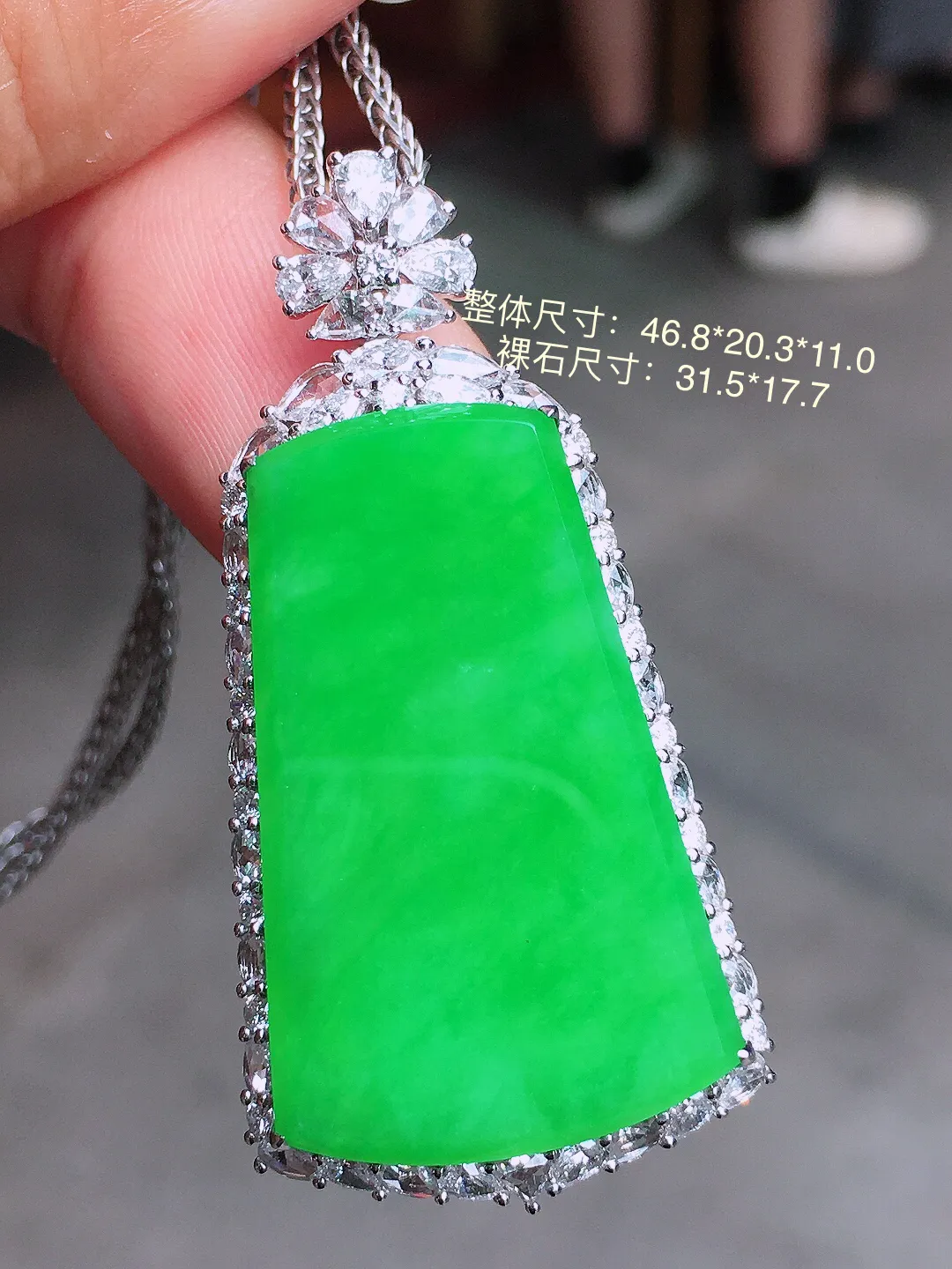 阳绿无事牌吊坠，色泽均匀艳丽，玉质细腻，荧光感超
强，饱满水润，气质满满。18k
金豪华镶嵌