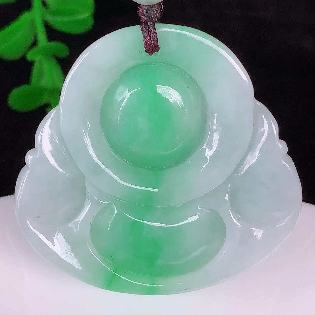 自然光实拍，厚装冰润冰糯种飘阳绿翡翠佛公吊坠，饱满， 佛公亦保平安，寓意有福（佛公）相伴，配戴优雅迷人！#46.3
