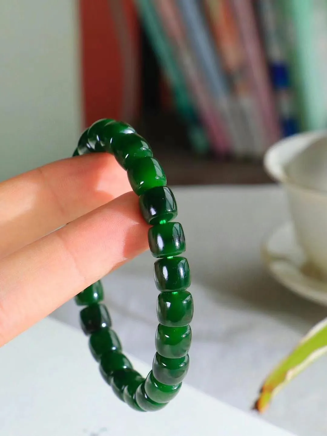 【福运绵延.手串】

精品和田玉碧玉圆珠手串，承载着千年玉文化的深厚底蕴，寓意吉祥如意、福运绵长。每一颗珠子都经过精心打磨，圆润光滑，为您带来宁静与祥和。重31克  尺寸取一9.9mm  2140468T