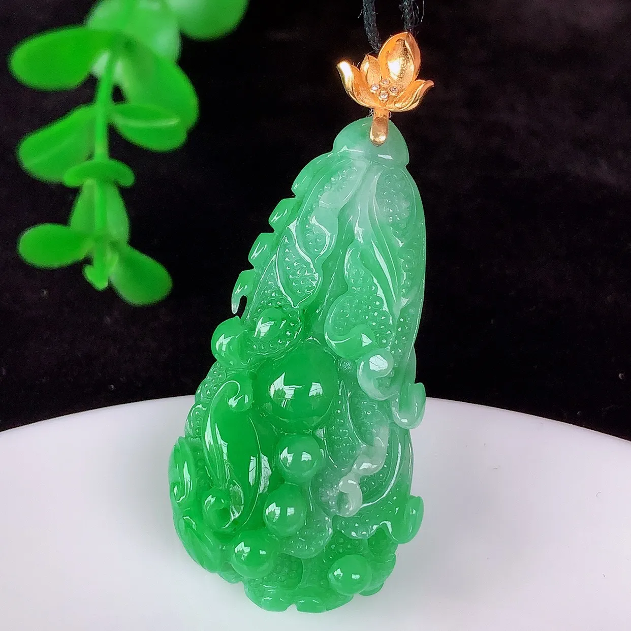 自然光实拍，18K金镶嵌冰润冰糯种飘阳绿翡翠招百财白菜吊坠，百财聚来，财源滚滚，色泽鲜艳，精工水润的白菜，性价比高！#1.3整体47*裸石39.8*20.8*9.6