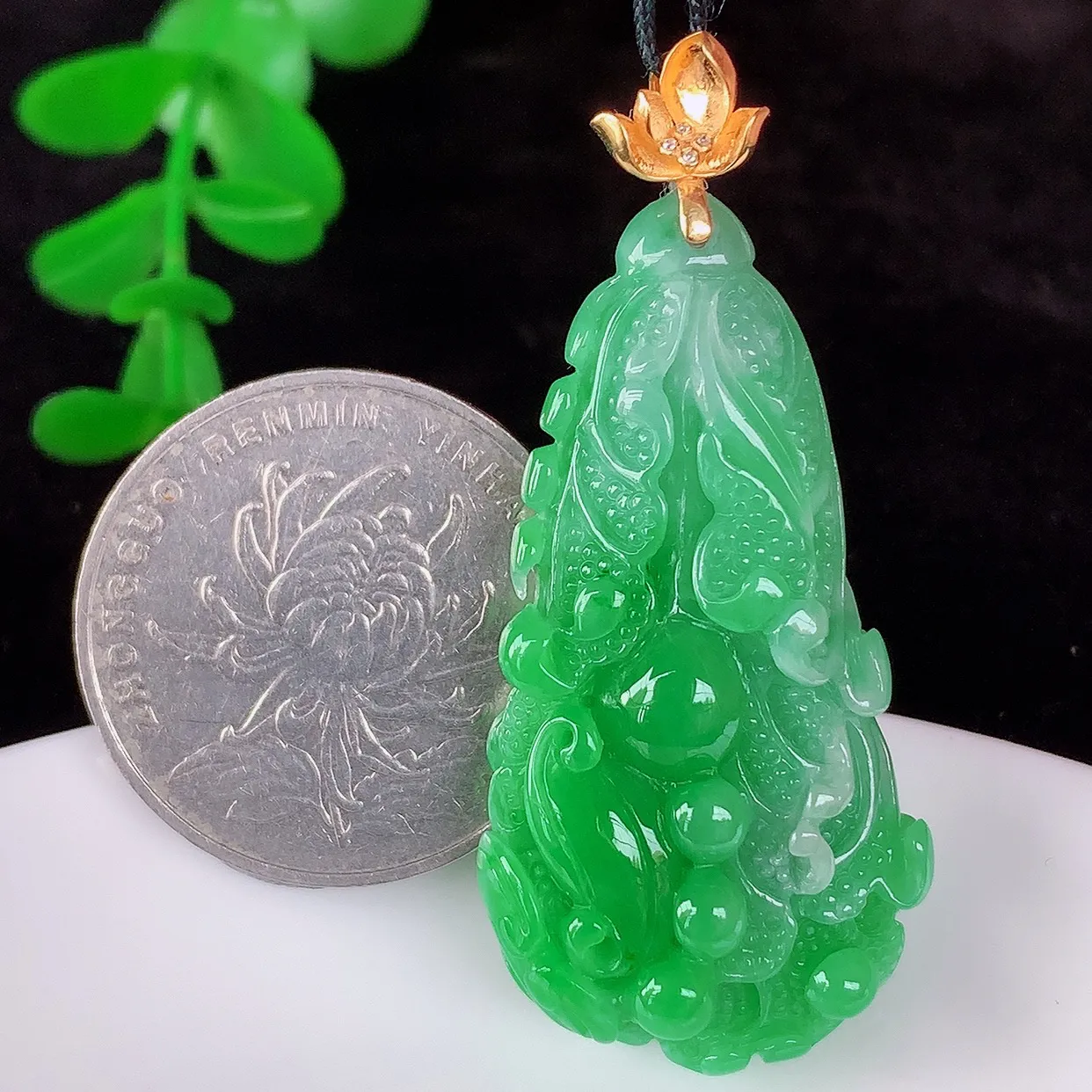自然光实拍，18K金镶嵌冰润冰糯种飘阳绿翡翠招百财白菜吊坠，百财聚来，财源滚滚，色泽鲜艳，精工水润的白菜，性价比高！#1.3整体47*裸石39.8*20.8*9.6