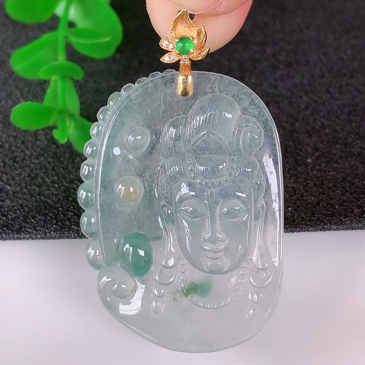 自然光实拍，18K金镶嵌冰种飘花翡翠观音吊坠，赐福翡翠观音，翠色迷人，观音面相端庄，佩戴时尚出众！#