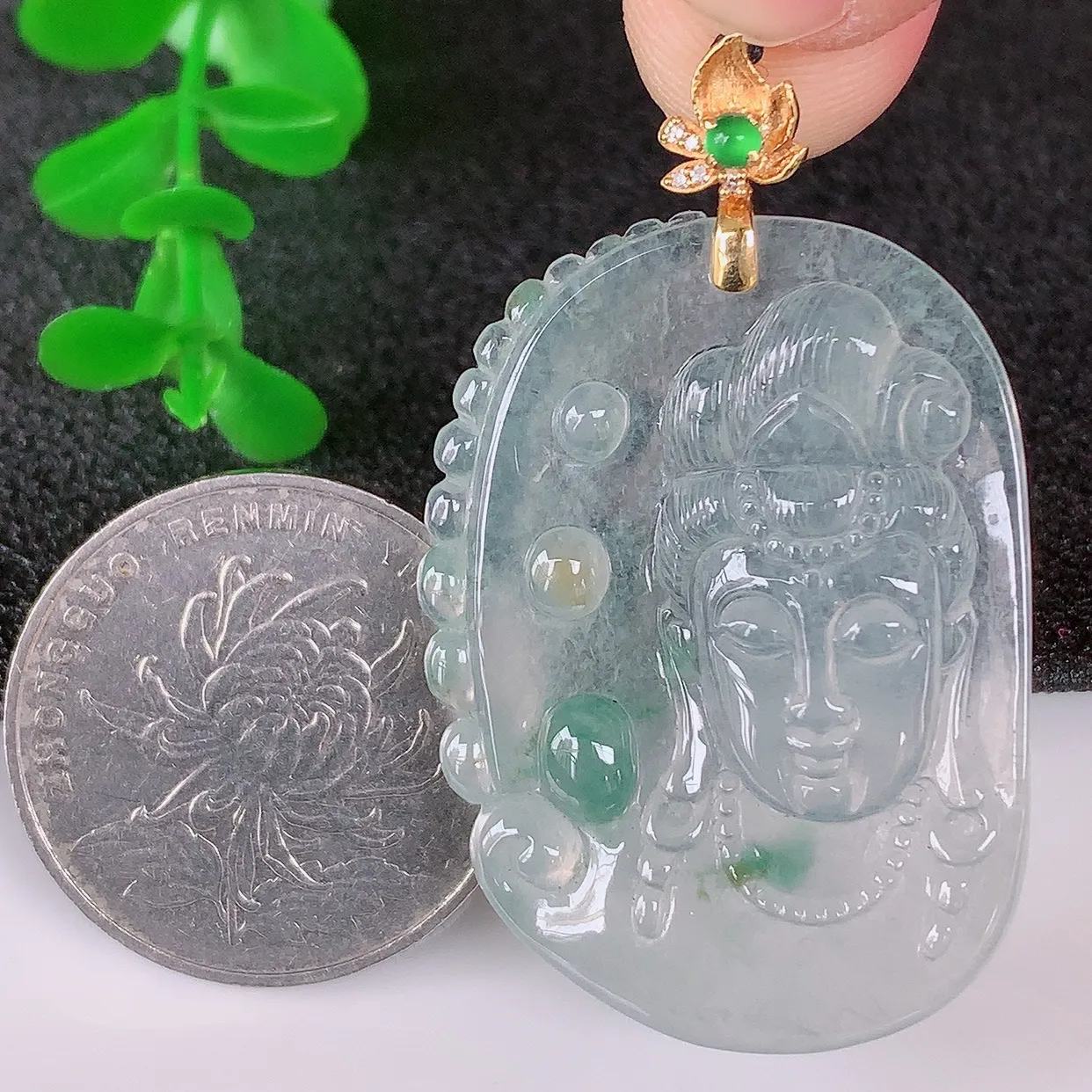 自然光实拍，18K金镶嵌冰种飘花翡翠观音吊坠，赐福翡翠观音，翠色迷人，观音面相端庄，佩戴时尚出众！#1.29整体41.6* 裸石37*27*5
