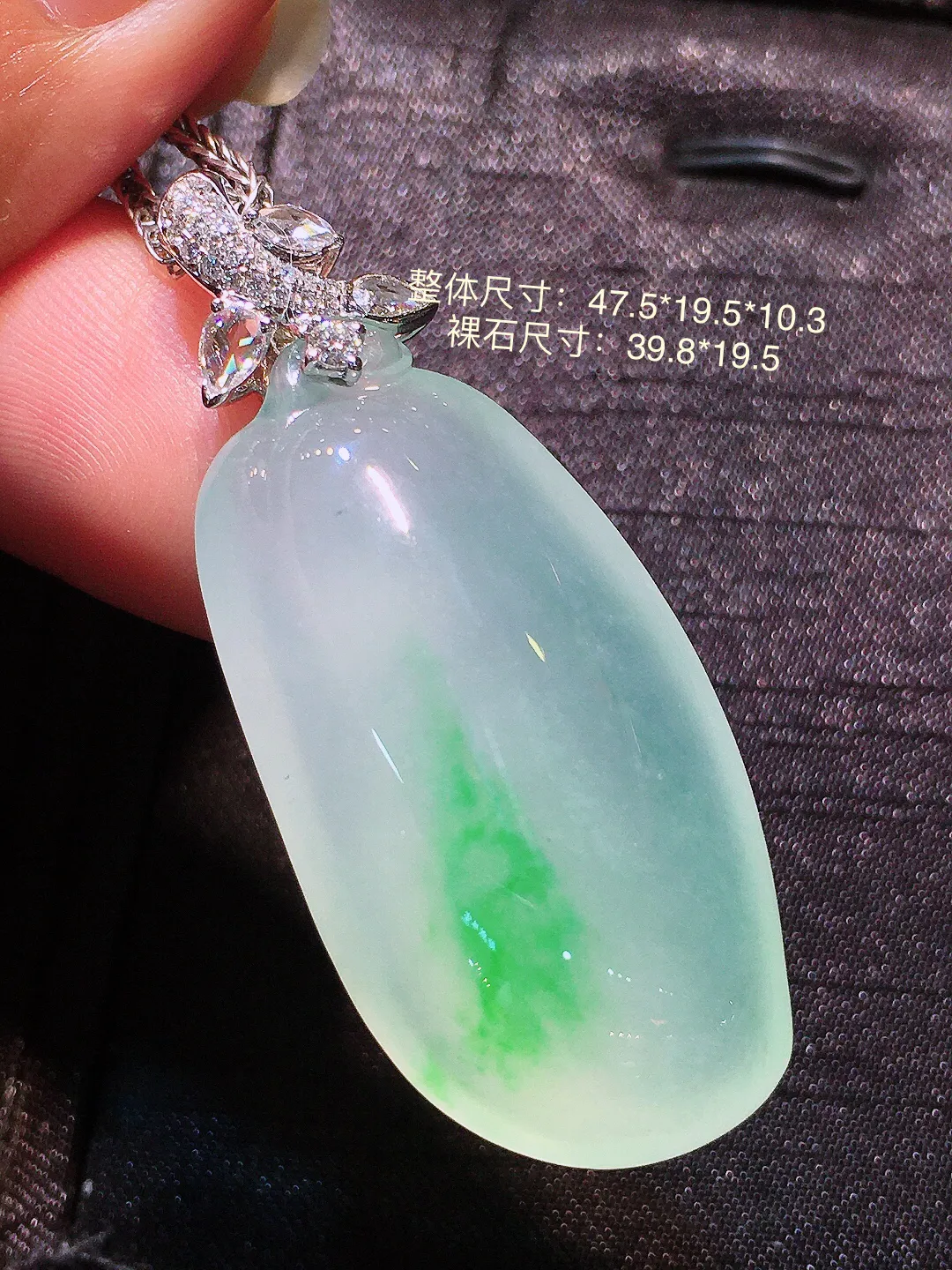 冰飘绿福瓜吊坠，色泽艳丽，玉质细腻，荧光感超
强，饱满水润，气质满满。18k
金豪华镶嵌