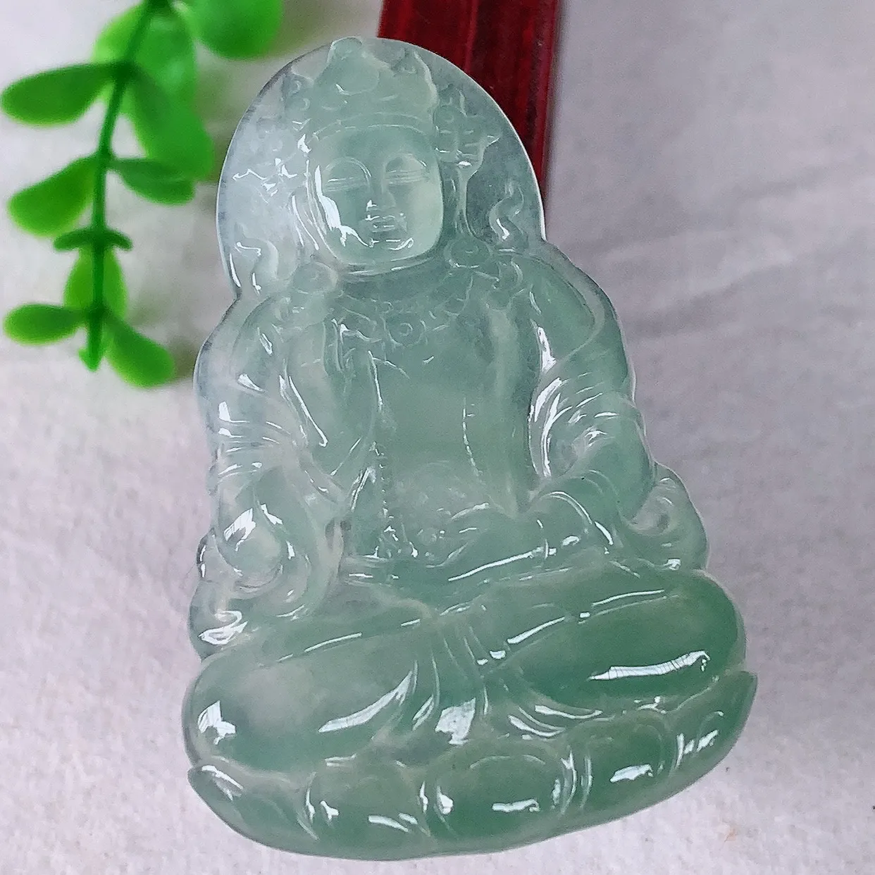 自然光实拍，冰种飘绿翡翠观音吊坠，赐福翡翠观音，翠色迷人，观音面相端庄，佩戴时尚出众！#31.3