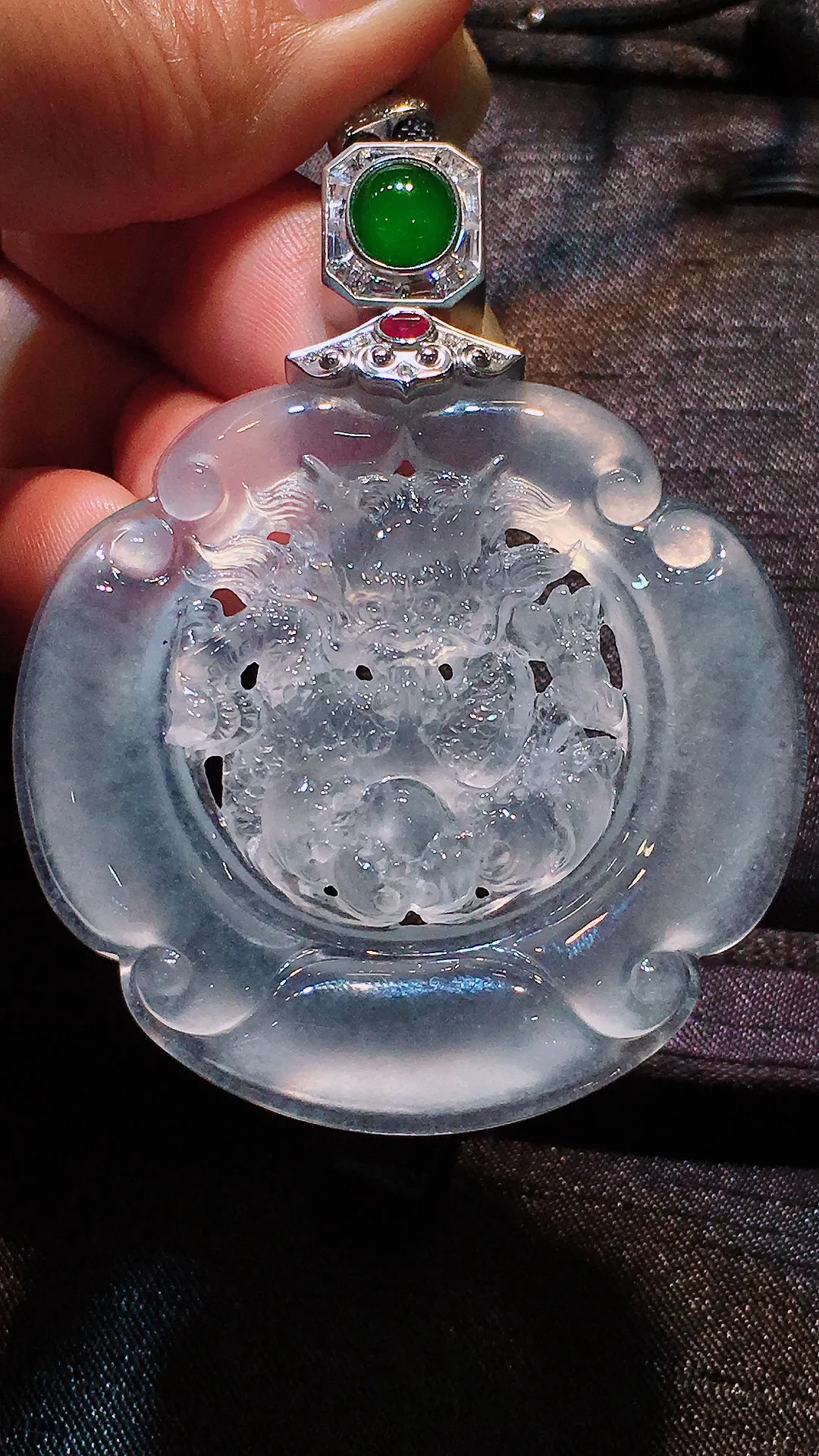冰种【龙行天下】吊坠，玉质细腻，荧光感超
强，饱满水润，气质满满。18k
金豪华镶嵌