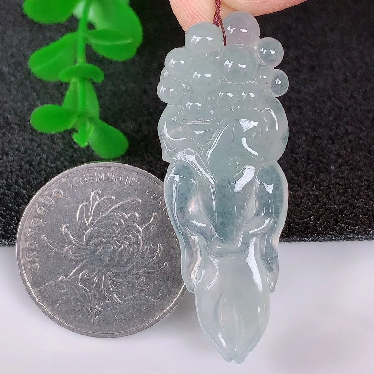 自然光实拍，冰润冰种翡翠人生如意吊坠，种老水足，翠色灵动，寓意美好， 佩戴时尚出众！#89.29