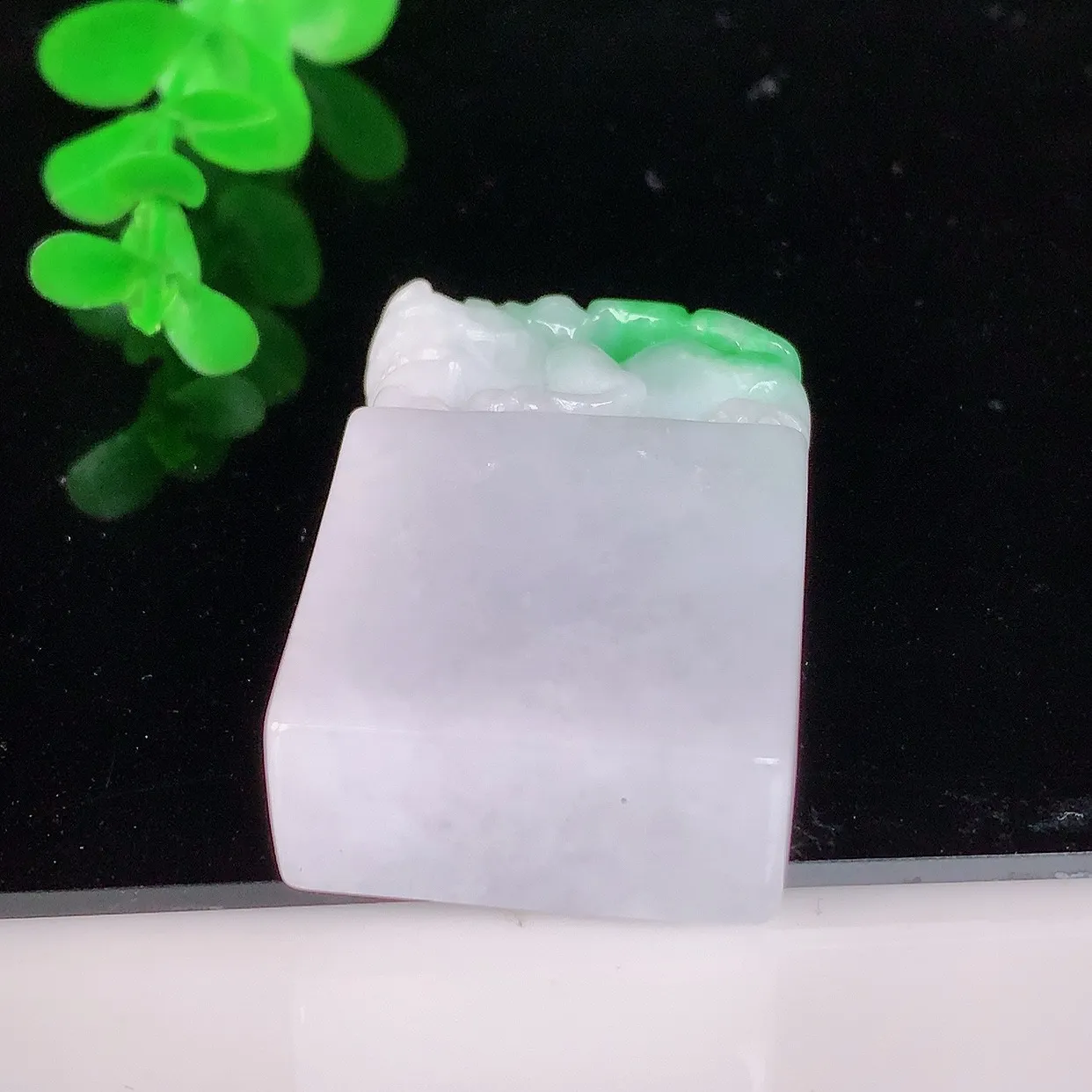 自然光实拍，冰润冰糯种飘阳绿招财貔貅印章吊坠，民间有“一摸貔貅运程旺盛，再摸貔貅财运滚滚，三摸貔貅平步青云 ”的美好祝愿。#41.29