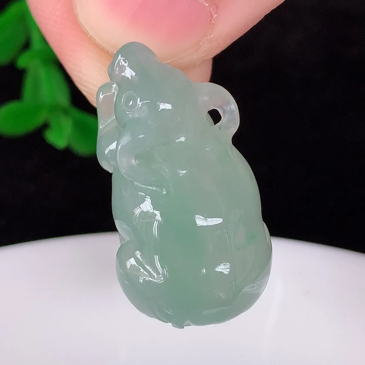 自然光实拍，冰润冰种翡翠生肖牛吊坠，牛气冲天，种老水足，翠色灵动，寓意美好， 佩戴时尚出众！#60.29