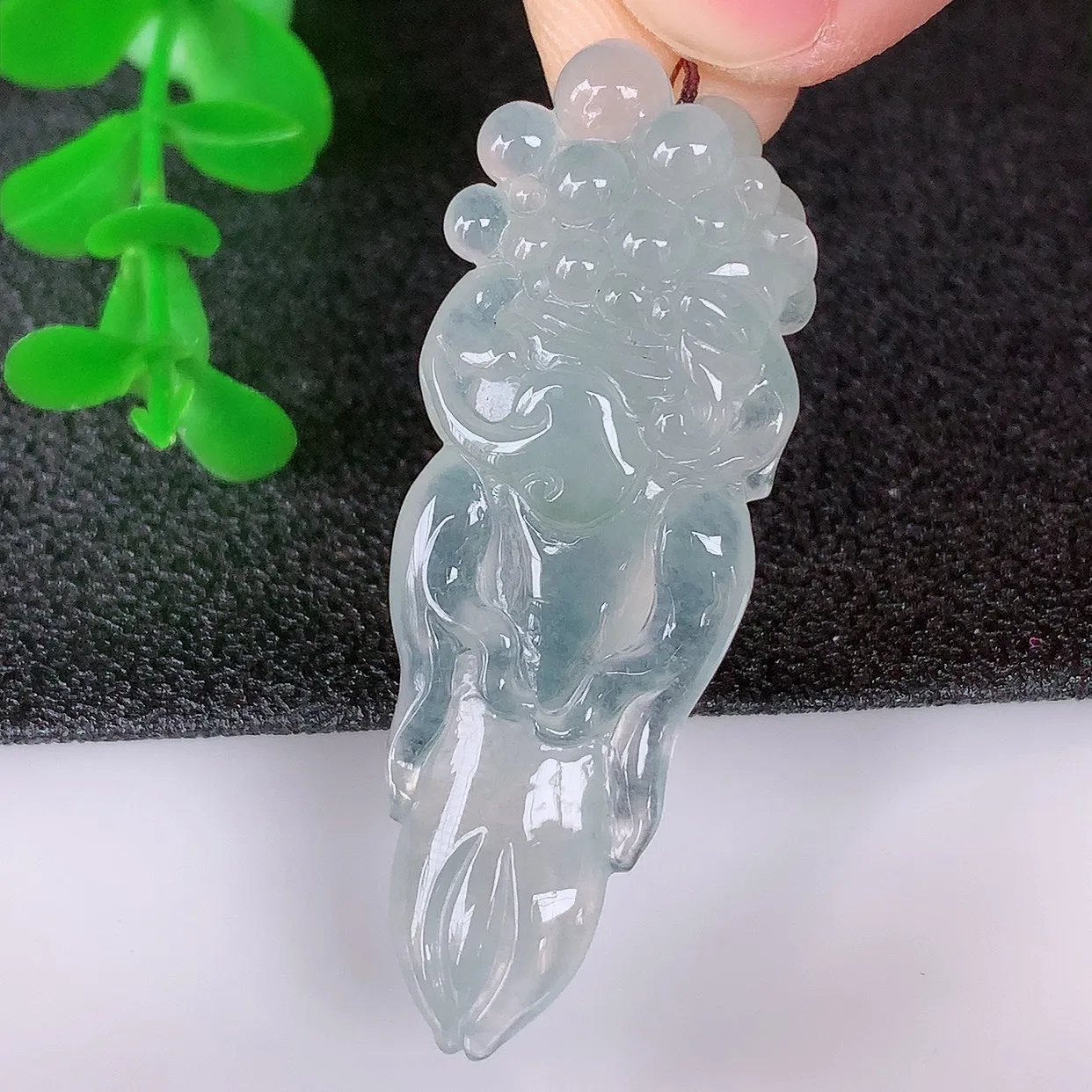 自然光实拍，冰润冰种翡翠人生如意吊坠，种老水足，翠色灵动，寓意美好， 佩戴时尚出众！#89.29