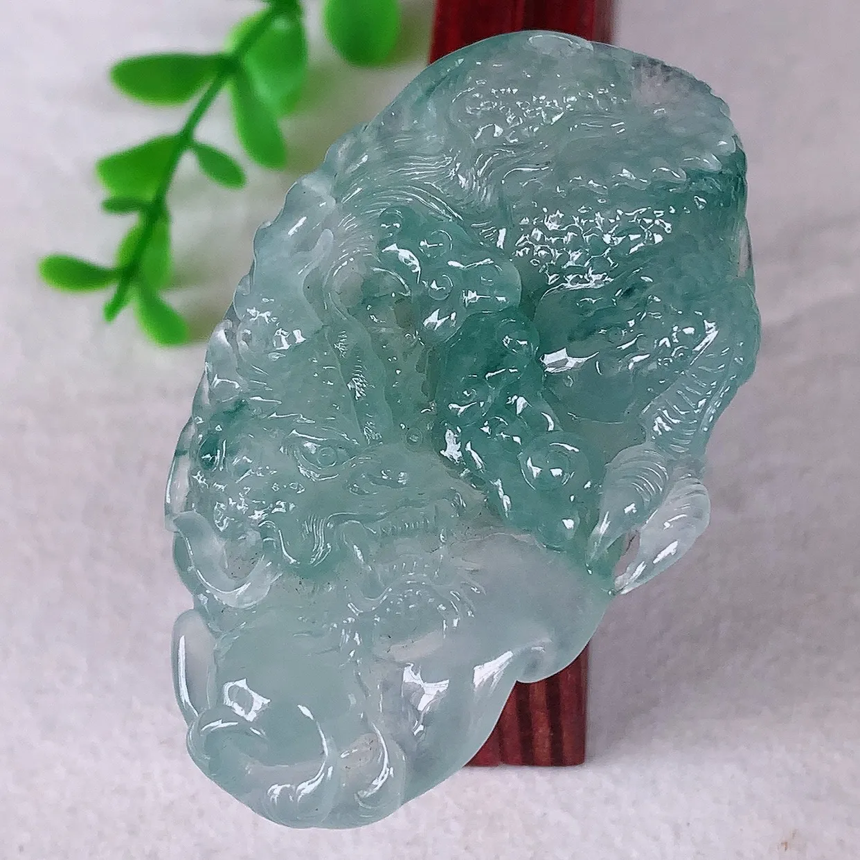 自然光实拍，冰种飘花翡翠精雕翡翠龙牌吊坠，龙行天下，雕工立体精湛，翡翠龙牌，种老水足，配戴霸气时尚，值得收藏!#83.29