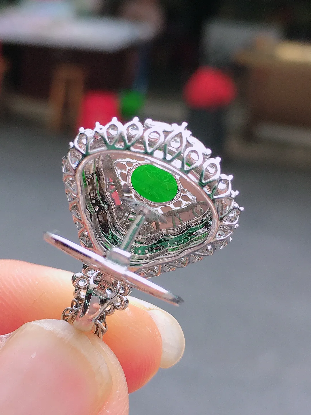 阳绿佛公吊坠，色泽均匀艳丽，玉质细腻，荧光感超
强，饱满水润，气质满满。18k
金豪华镶嵌