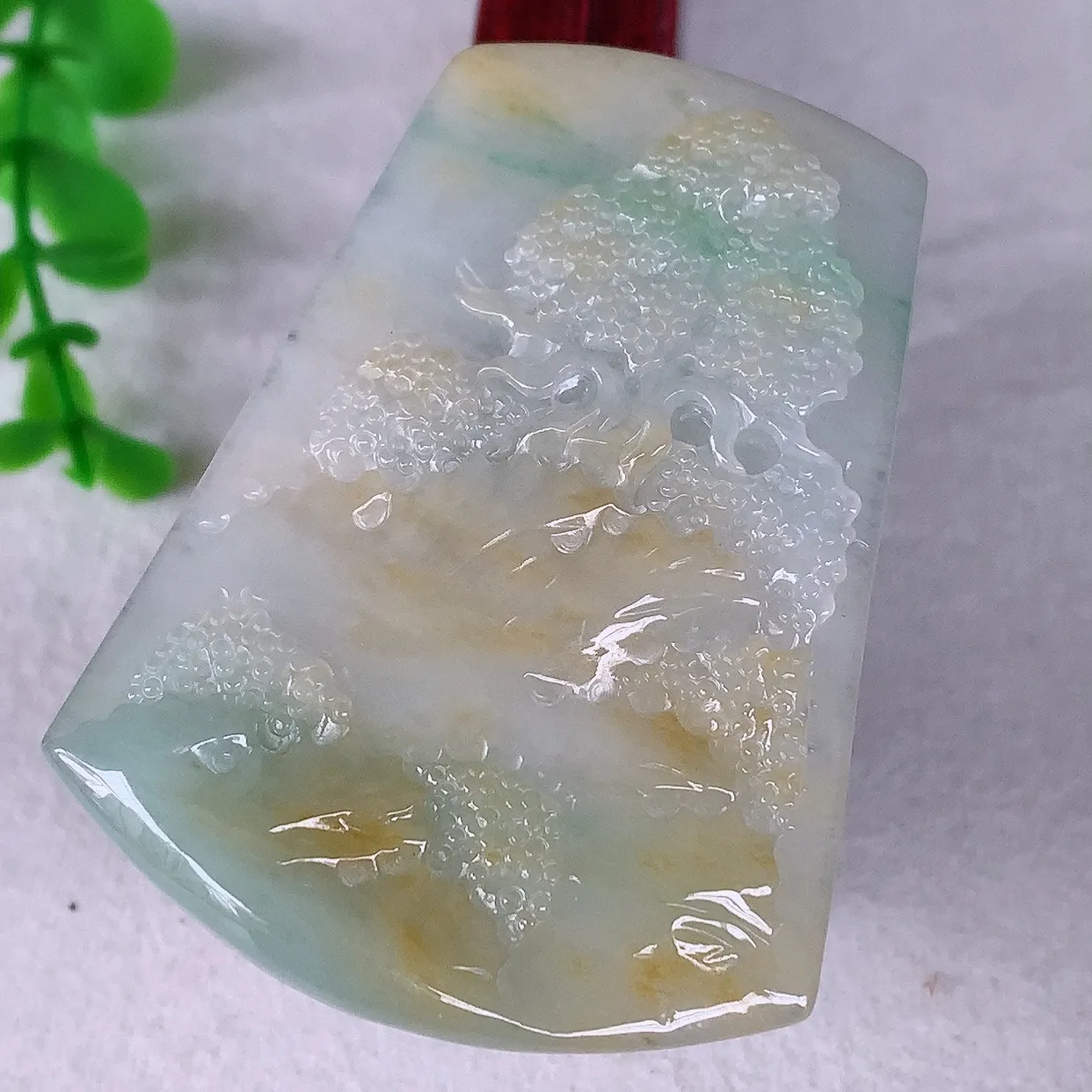自然光实拍，冰润冰种双彩黄加绿翡翠山水牌吊坠，翡翠山水，立体生动形象，山水素材布局合理，意境感佳，佩