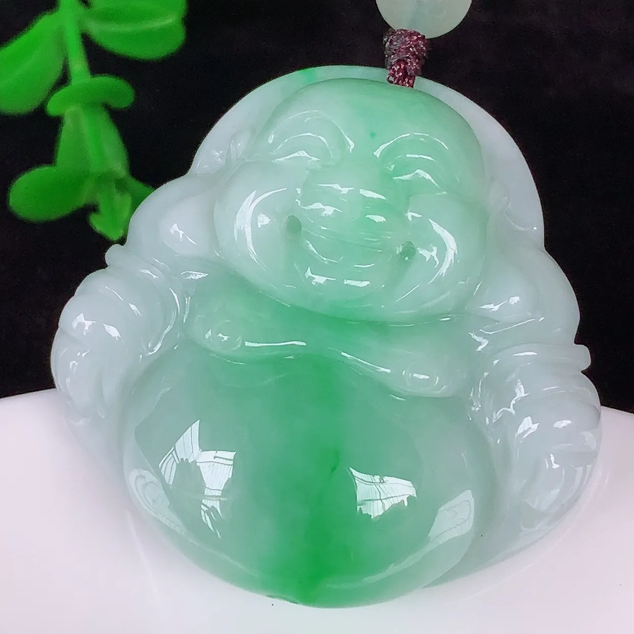 自然光实拍，厚装冰润冰糯种飘阳绿翡翠佛公吊坠，饱满， 佛公亦保平安，寓意有福（佛公）相伴，配戴优雅迷人！#46.3