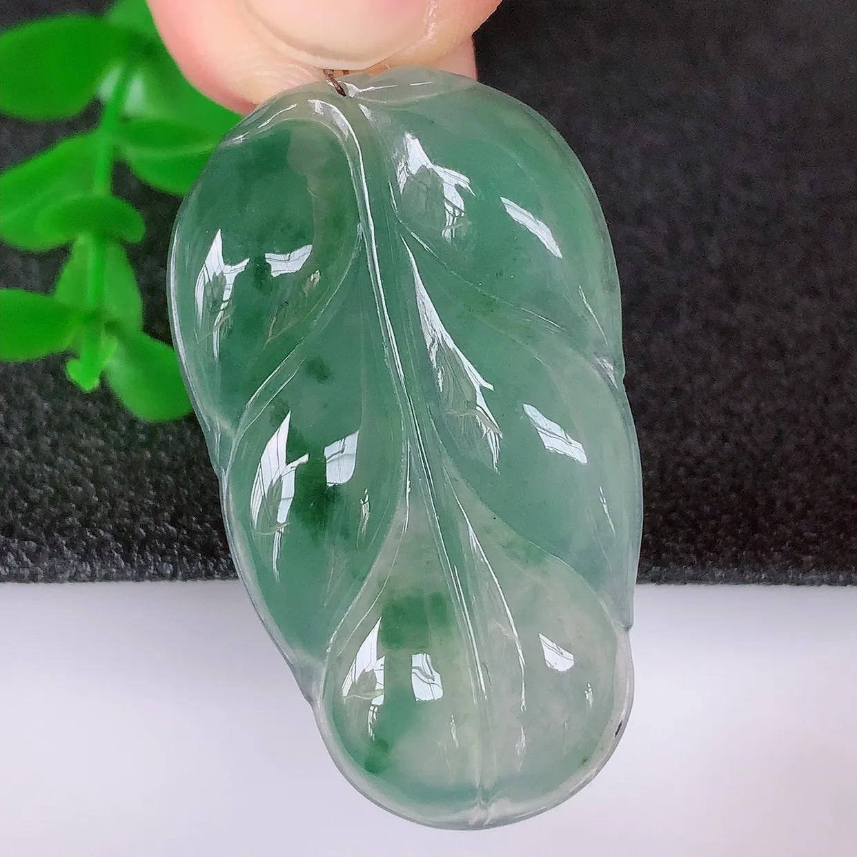 自然光实拍，冰润冰种飘花翡翠事业有成叶子吊坠，莹润且起胶，叶子清秀优雅，佩戴大业有成！#31.3