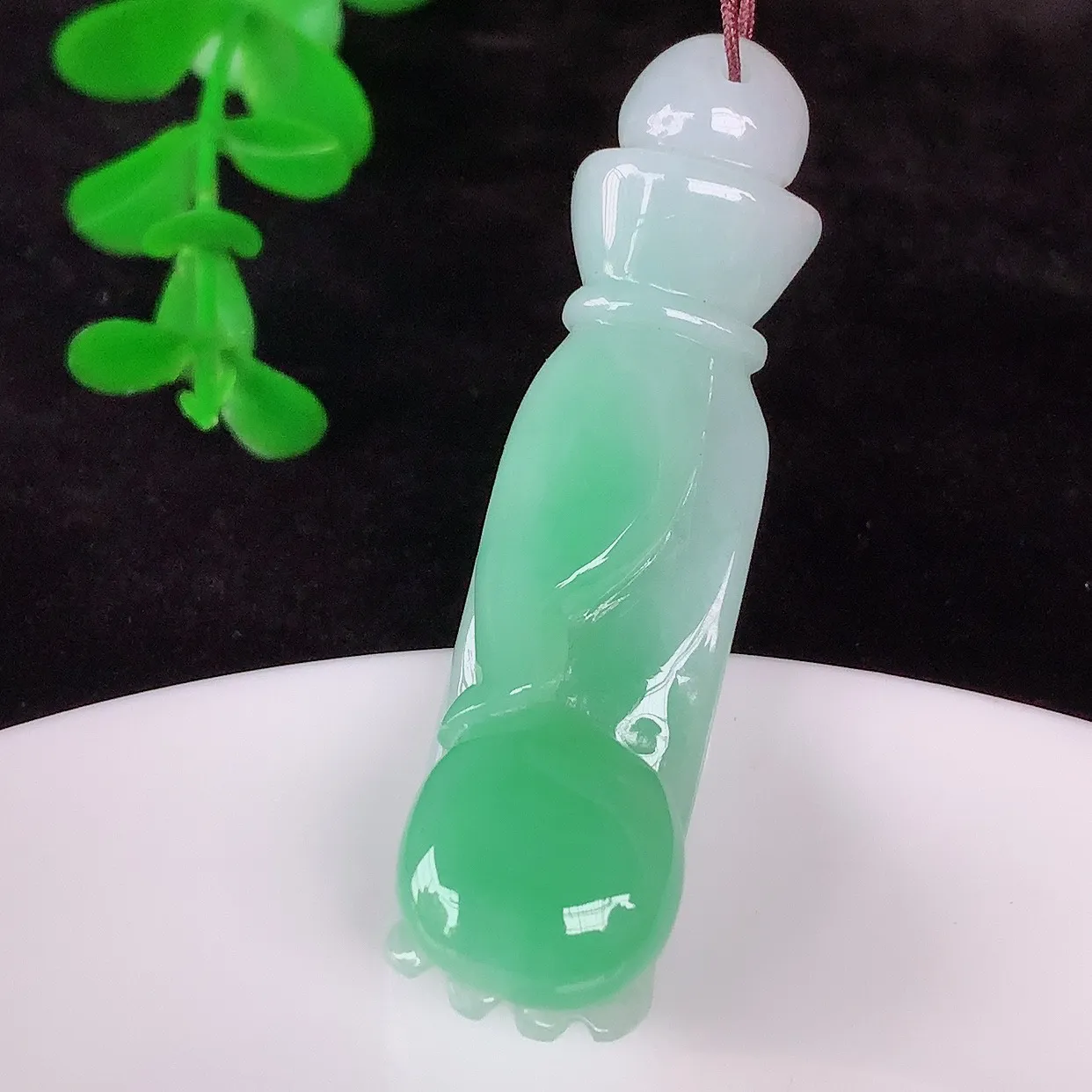 自然光实拍，冰润冰糯种飘绿翡翠掌上明珠吊坠，种老水足，翠色灵动，寓意美好，佩戴时尚出众！#46.3