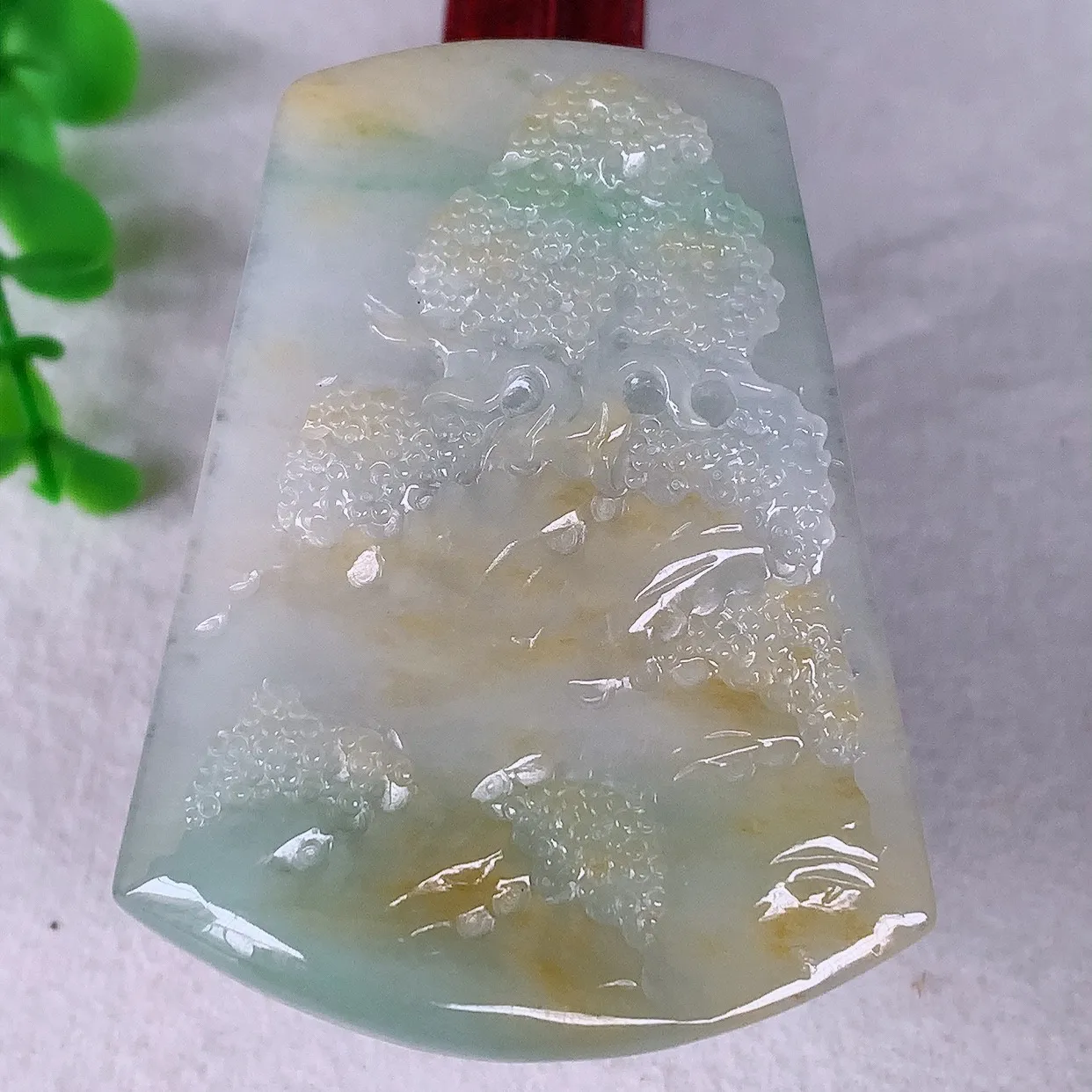 自然光实拍，冰润冰种双彩黄加绿翡翠山水牌吊坠，翡翠山水，立体生动形象，山水素材布局合理，意境感佳，佩