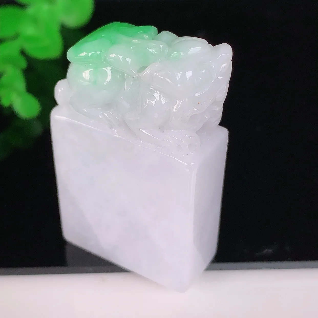 自然光实拍，冰润冰糯种飘阳绿招财貔貅印章吊坠，民间有“一摸貔貅运程旺盛，再摸貔貅财运滚滚，三摸貔貅平步青云 ”的美好祝愿。#41.29