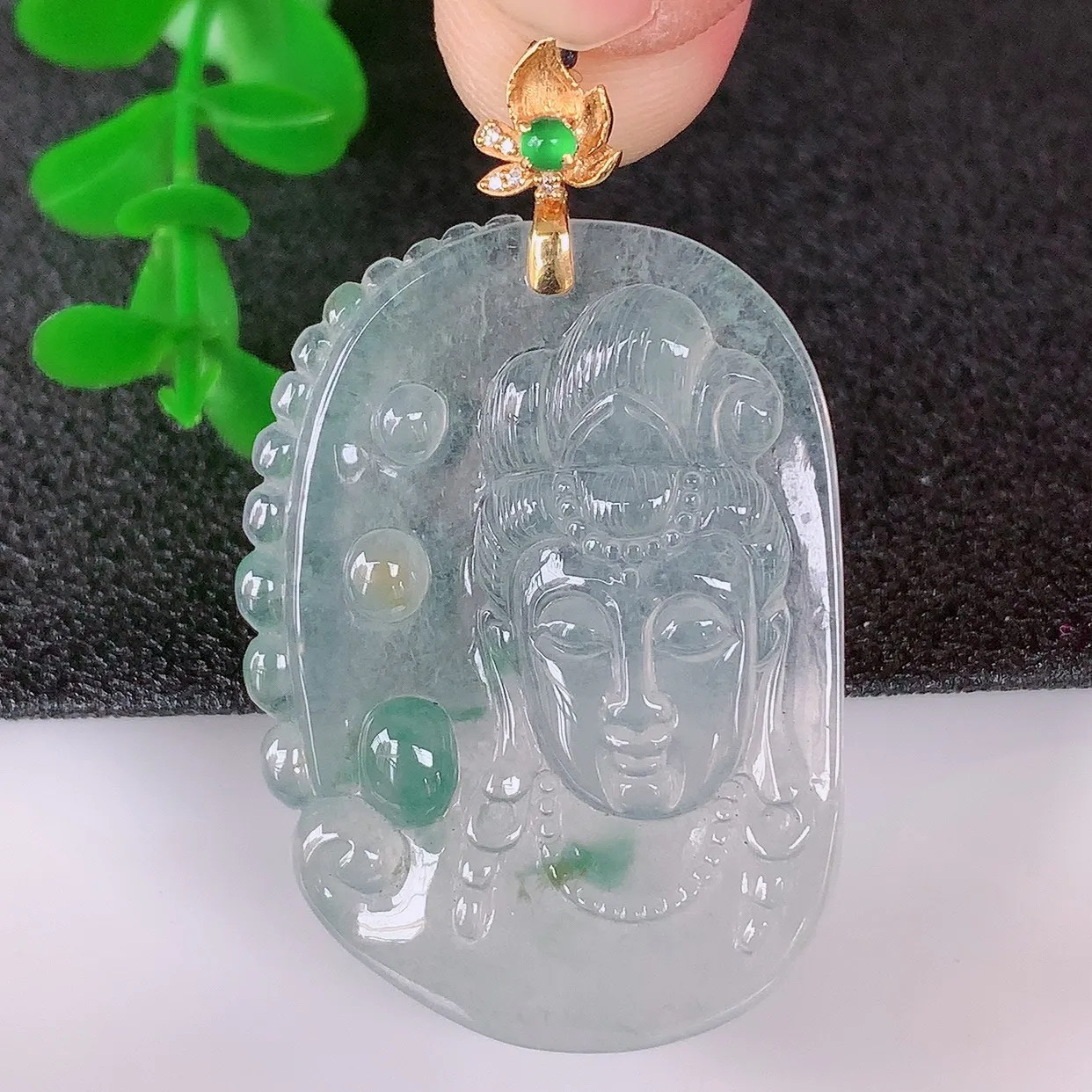 自然光实拍，18K金镶嵌冰种飘花翡翠观音吊坠，赐福翡翠观音，翠色迷人，观音面相端庄，佩戴时尚出众！#1.29整体41.6* 裸石37*27*5