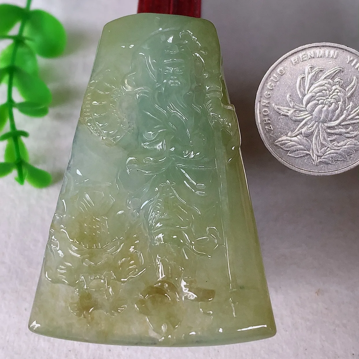 自然光实拍，大件冰润冰种双彩黄加绿翡翠关公吊坠，种老水足，翠色灵动，寓意美好， 佩戴时尚出众！#93.29