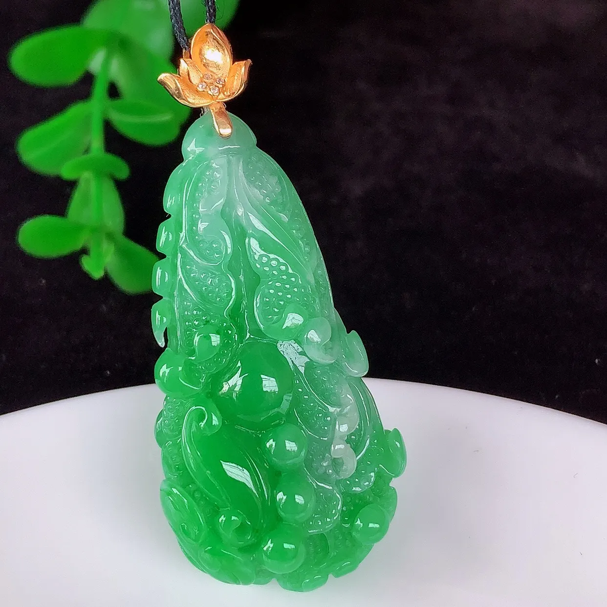 自然光实拍，18K金镶嵌冰润冰糯种飘阳绿翡翠招百财白菜吊坠，百财聚来，财源滚滚，色泽鲜艳，精工水润的