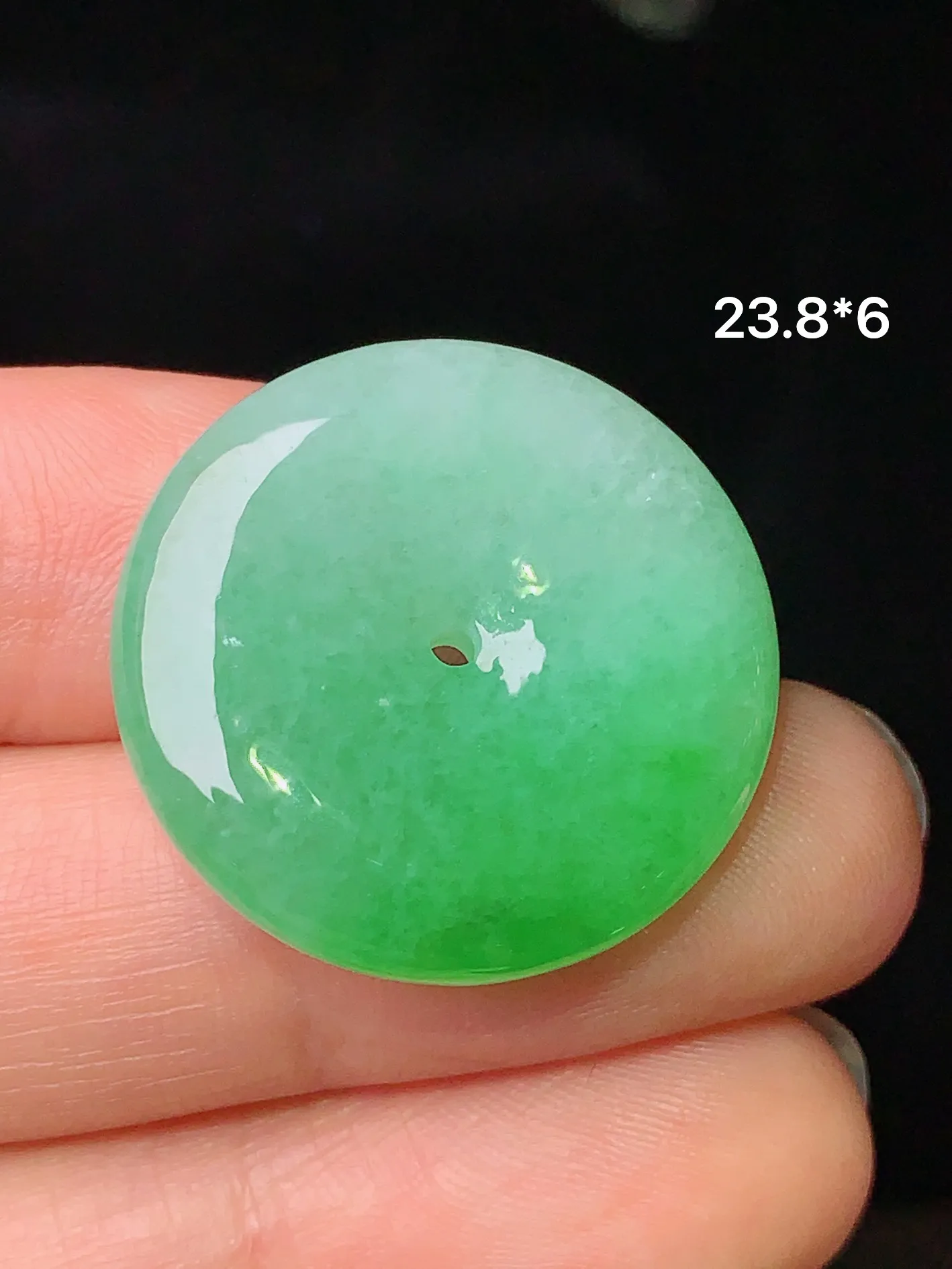 翠绿平安扣吊坠 玉质细腻 色泽清新艳丽 整体尺寸23.8*6