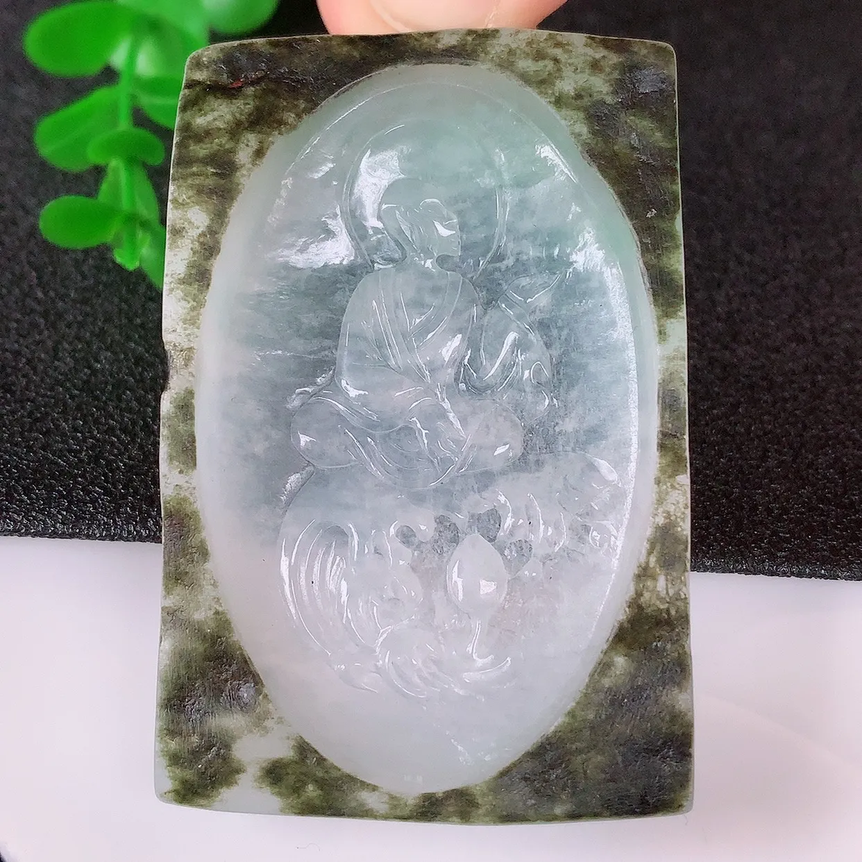 自然光实拍，冰润冰种飘绿翡翠悟道吊坠，翡翠悟道寓意“祥和，安宁，吉祥，幸福”，佩戴效果优雅迷人，性价