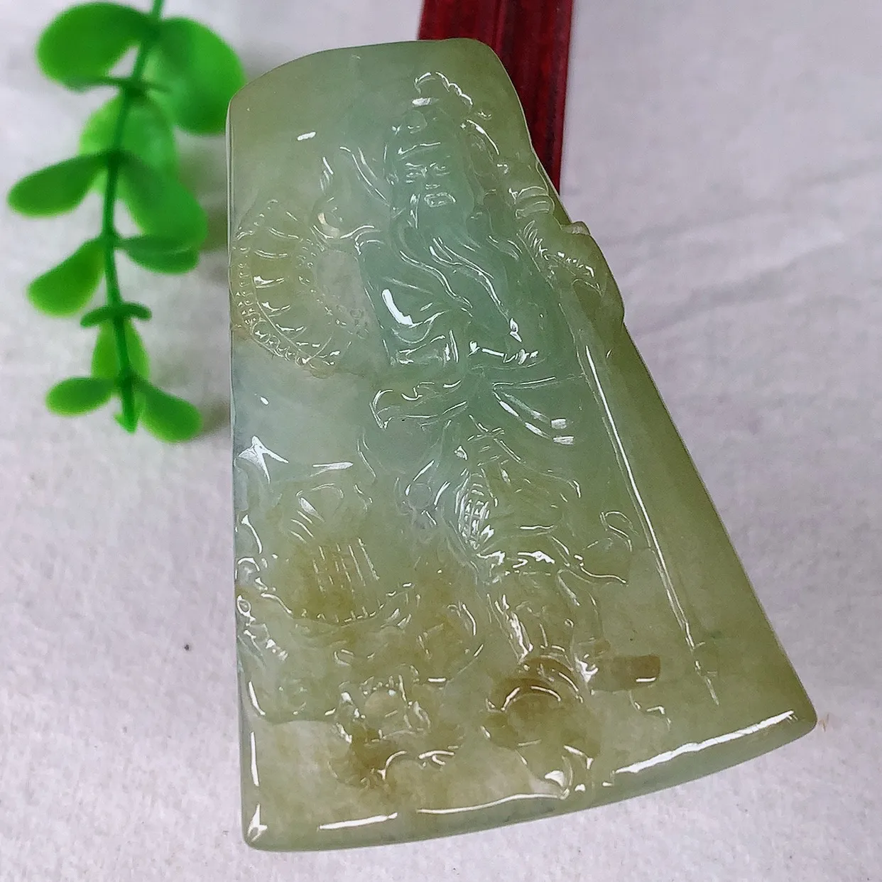 自然光实拍，大件冰润冰种双彩黄加绿翡翠关公吊坠，种老水足，翠色灵动，寓意美好， 佩戴时尚出众！#93.29