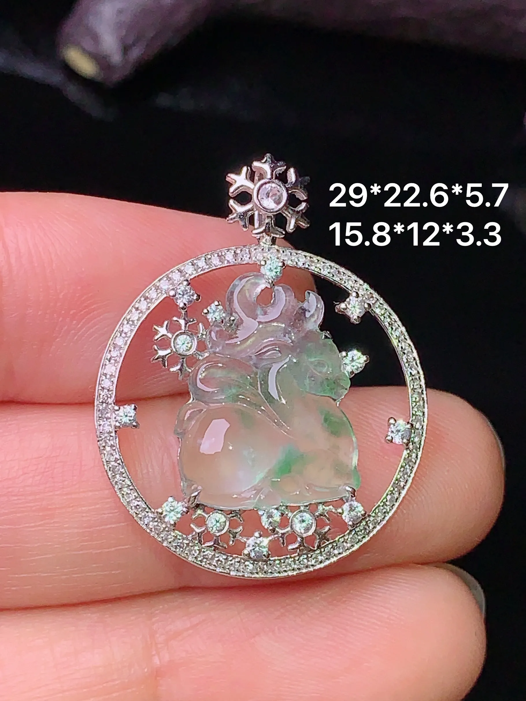18k金钻镶嵌冰种梅花鹿吊坠 玉质细腻 色泽清新艳丽 整体尺寸29*22.6*5.7