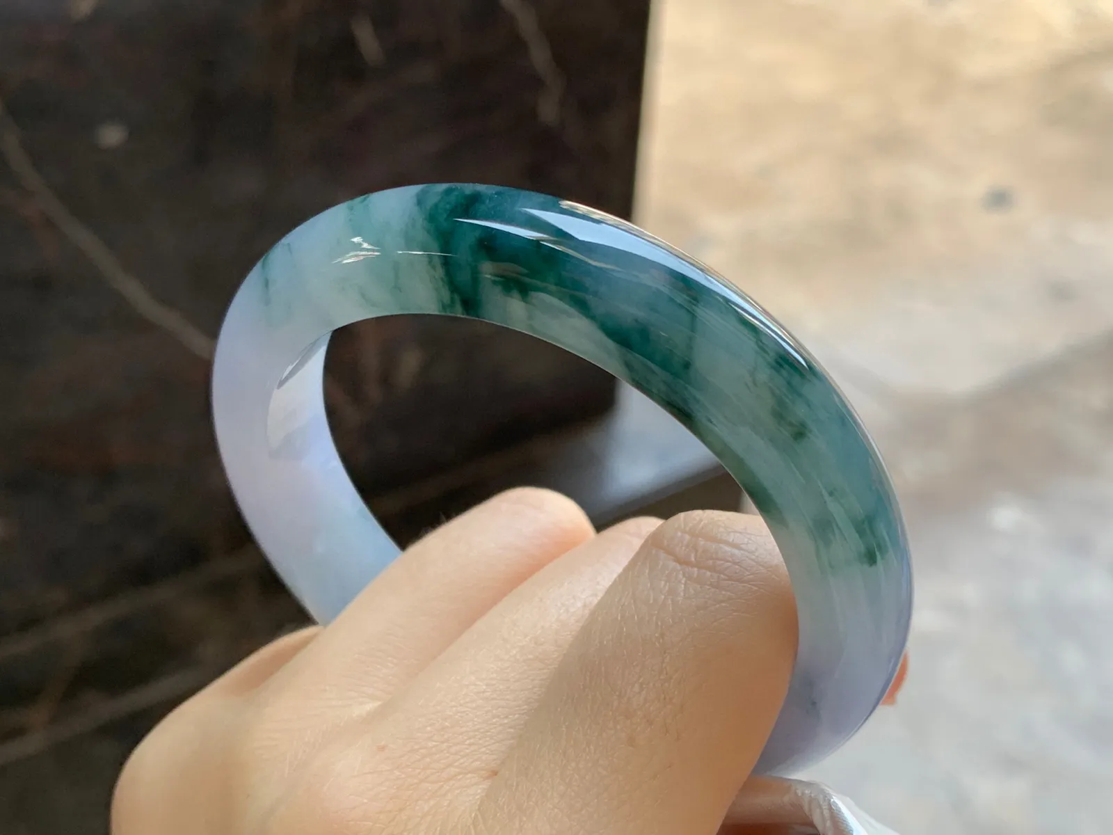 飘花手镯
尺寸：57.5-12.8-9mm
底子细腻干净～有特色的料子 上手好看