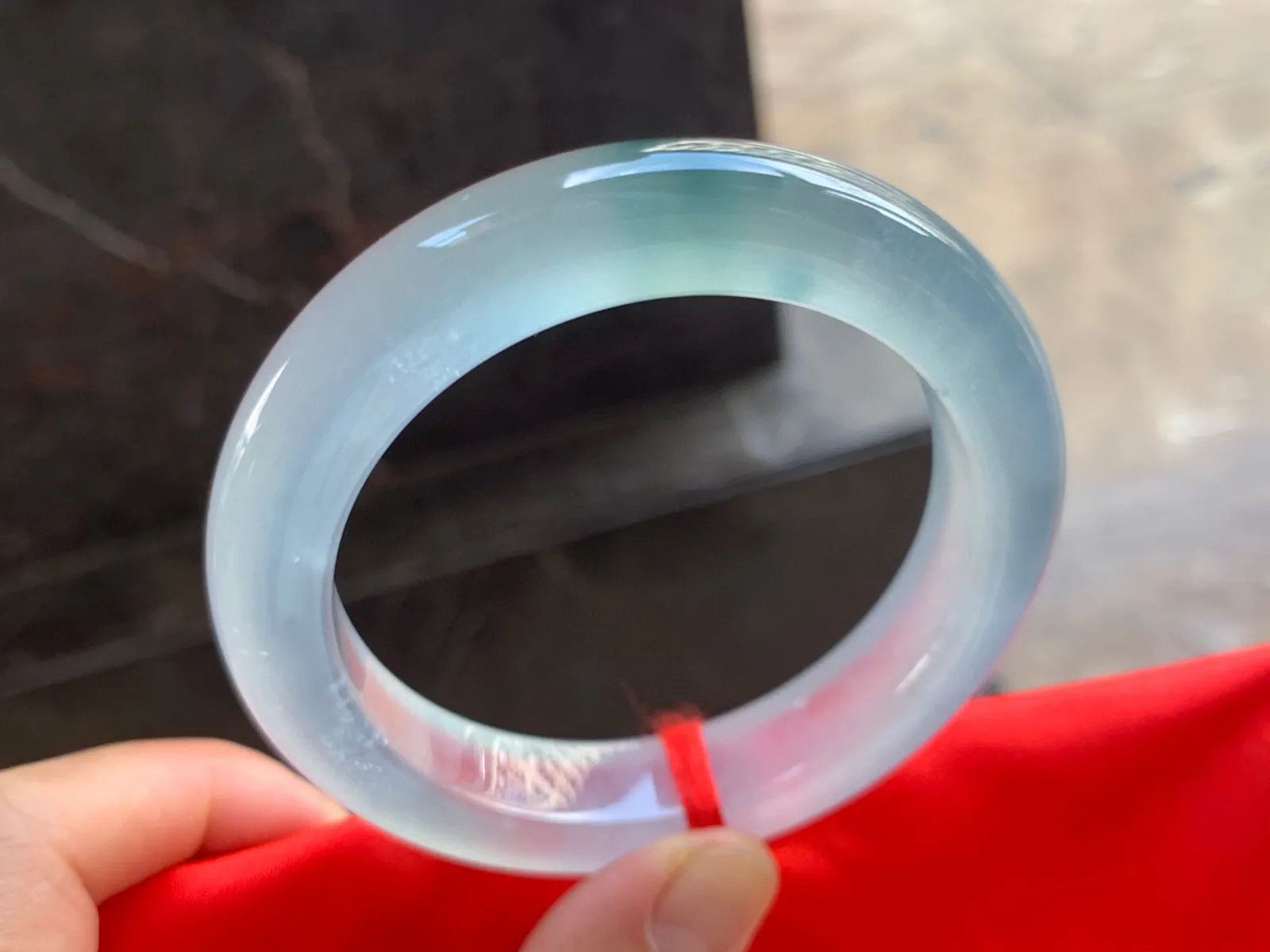 56.5-12.5-9.5mm
玻璃种炸光手镯 寒光四射 刚性十足 一抹蓝花飘逸灵动